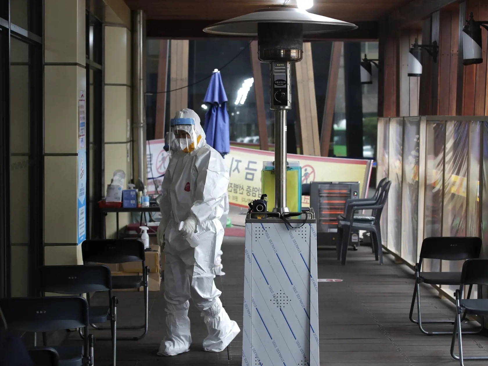 JB 35 Soul - Zdravotníčka v ochrannom odeve sprejuje dezinfekciou testovacie miesto počas testovania na COVID-19 v Soule 26. februára 2021. FOTO TASR/AP

A medical worker wearing a protective suit sprays disinfectant as a precaution against the coronavirus at a coronavirus testing site in Seoul, South Korea, Thursday, Feb. 25, 2021. (AP Photo/Lee Jin-man)
