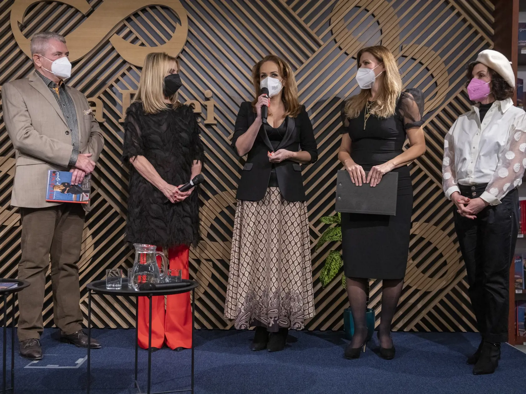 Krst knihy Emmy Tekelyovej ,, Byť ženou je úžasné “.
Na snímke Miloš Bubán, Emma Tekelyová, Karin Hajdu, Katarína Brychtová, Beáta Dubasová,