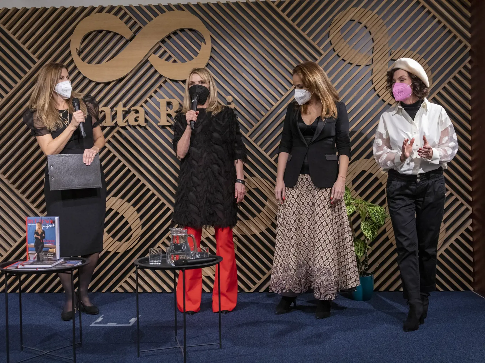 Krst knihy Emmy Tekelyovej ,, Byť ženou je úžasné “.
Na snímke Katarína Brychtová,Emma Tekelyová, Karin Hajdu