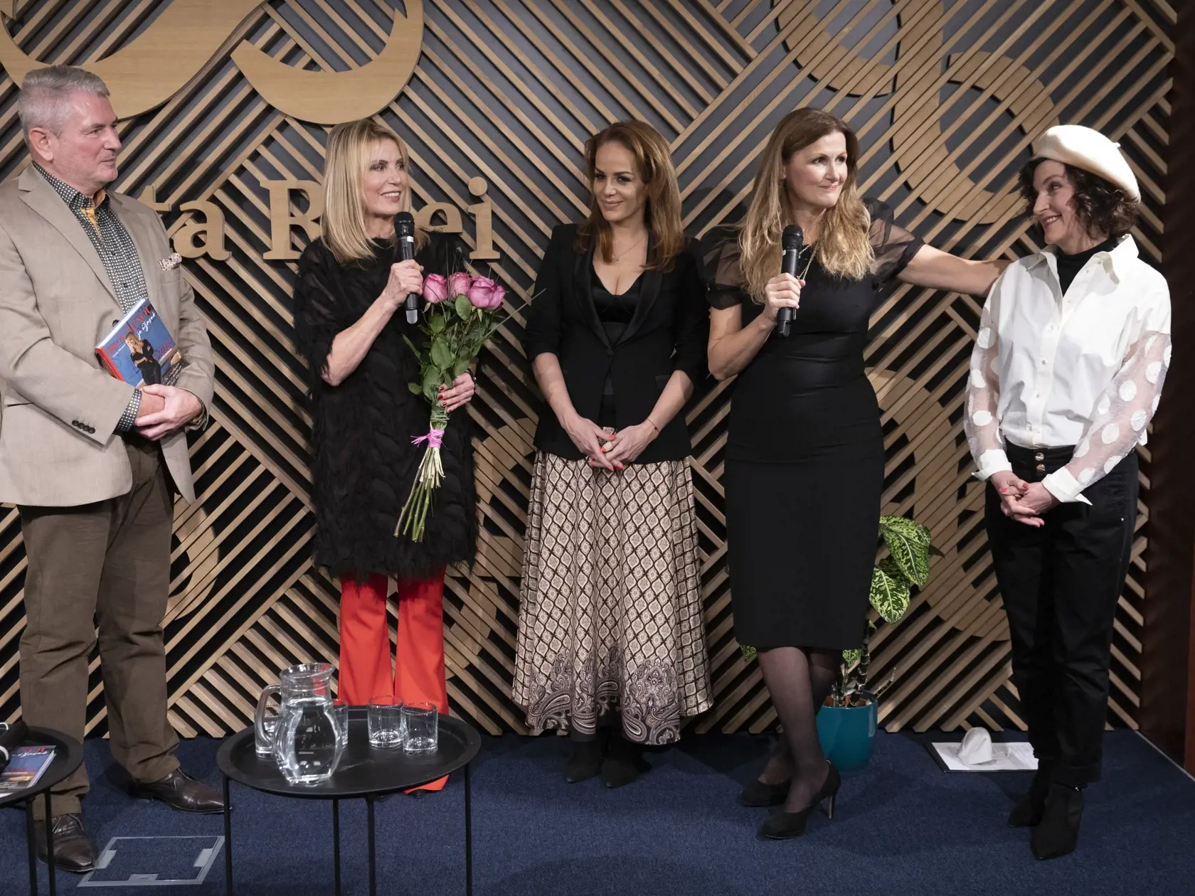 Krst knihy Emmy Tekelyovej ,, Byť ženou je úžasné “.
Na snímke Miloš Bubán, Emma Tekelyová, Karin Hajdu, Katarína Brychtová, Beáta Dubasová,
