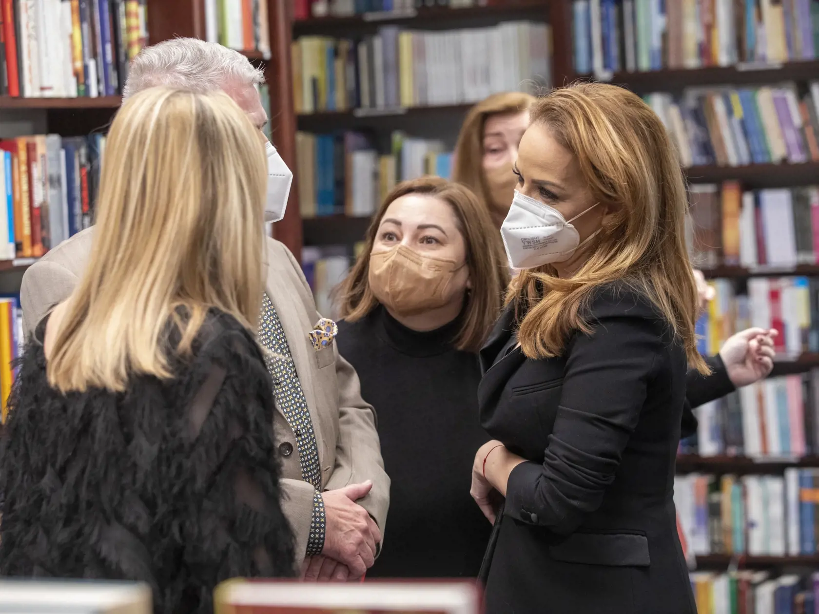 Krst knihy Emmy Tekelyovej ,, Byť ženou je úžasné “.
Na snímke Emma Tekelyová, Miloš Bubán, Karin Hajdu