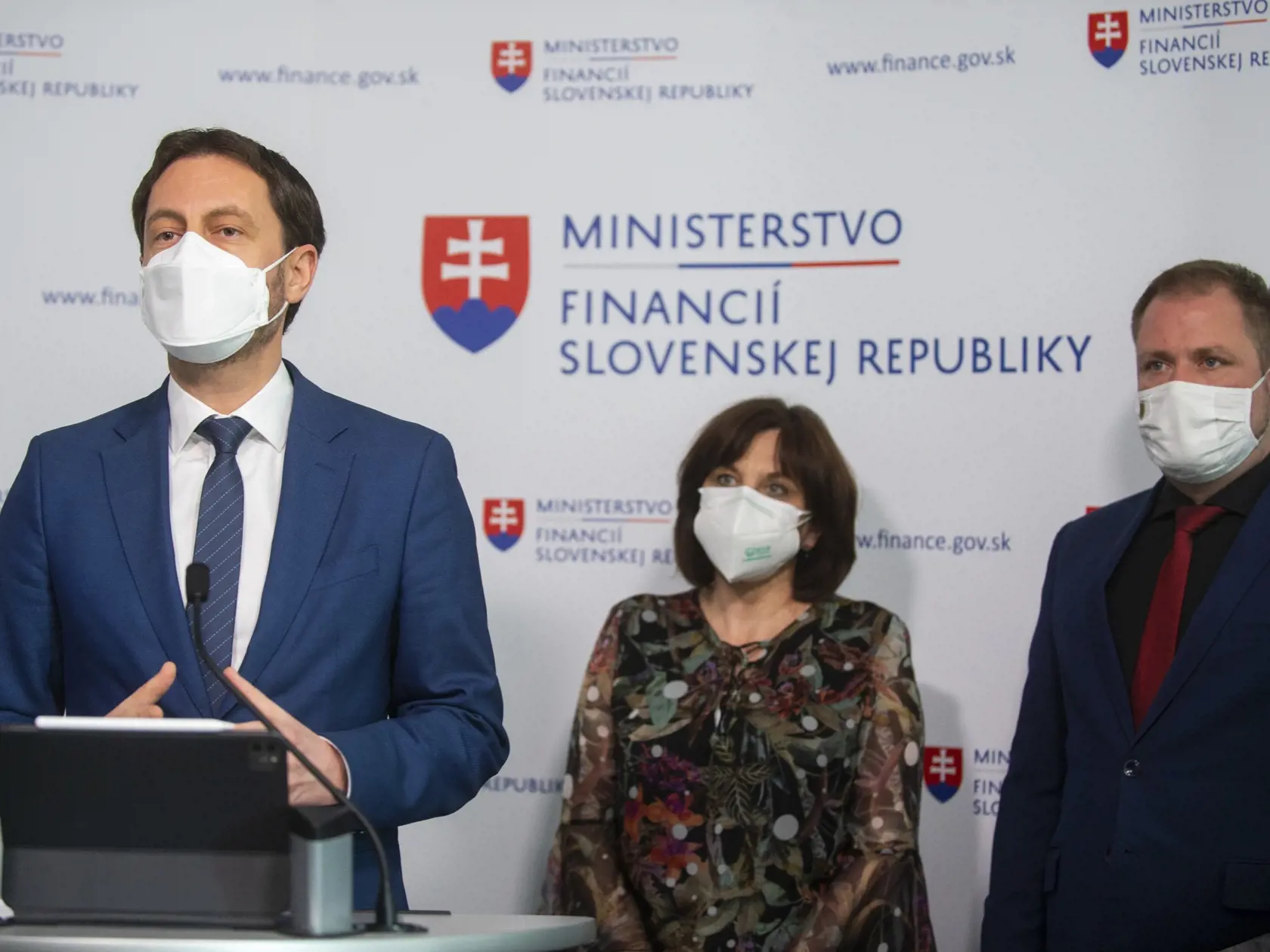 Na snímke zľava minister financií SR Eduard Heger (OĽaNO), riaditeľka sekcie daňovej a colnej Ministerstva financií SR Daniela Klučková a prezident finančnej správy Jiří Žežulka počas tlačovej konferencie na tému: Ministerstvo financií SR a finančná správa SR prinášajú ďalší balík zmien v daňovej oblasti 2. marca 2021 v Bratislave. FOTO TASR - Jakub Kotian