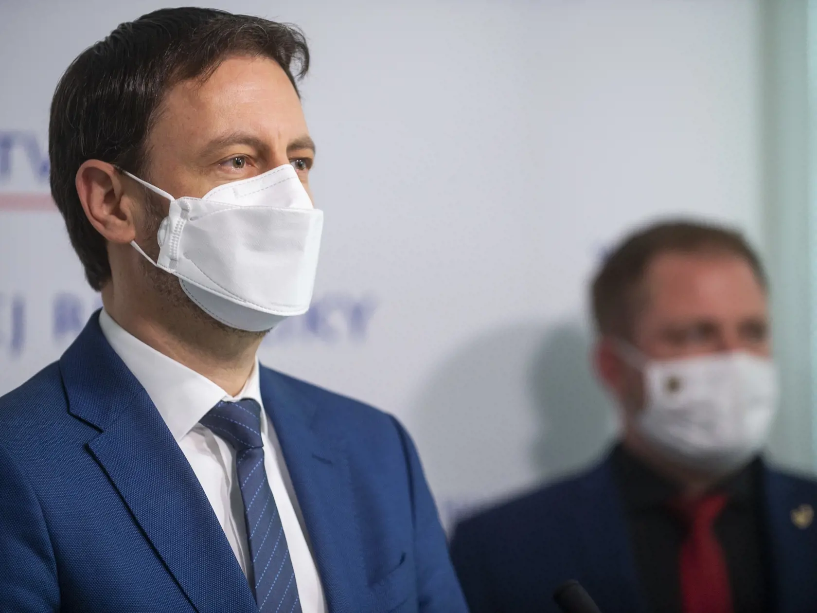 Na snímke zľava minister financií SR Eduard Heger (OĽaNO) a prezident finančnej správy Jiří Žežulka počas tlačovej konferencie na tému: Ministerstvo financií SR a finančná správa SR prinášajú ďalší balík zmien v daňovej oblasti 2. marca 2021 v Bratislave. FOTO TASR - Jakub Kotian
