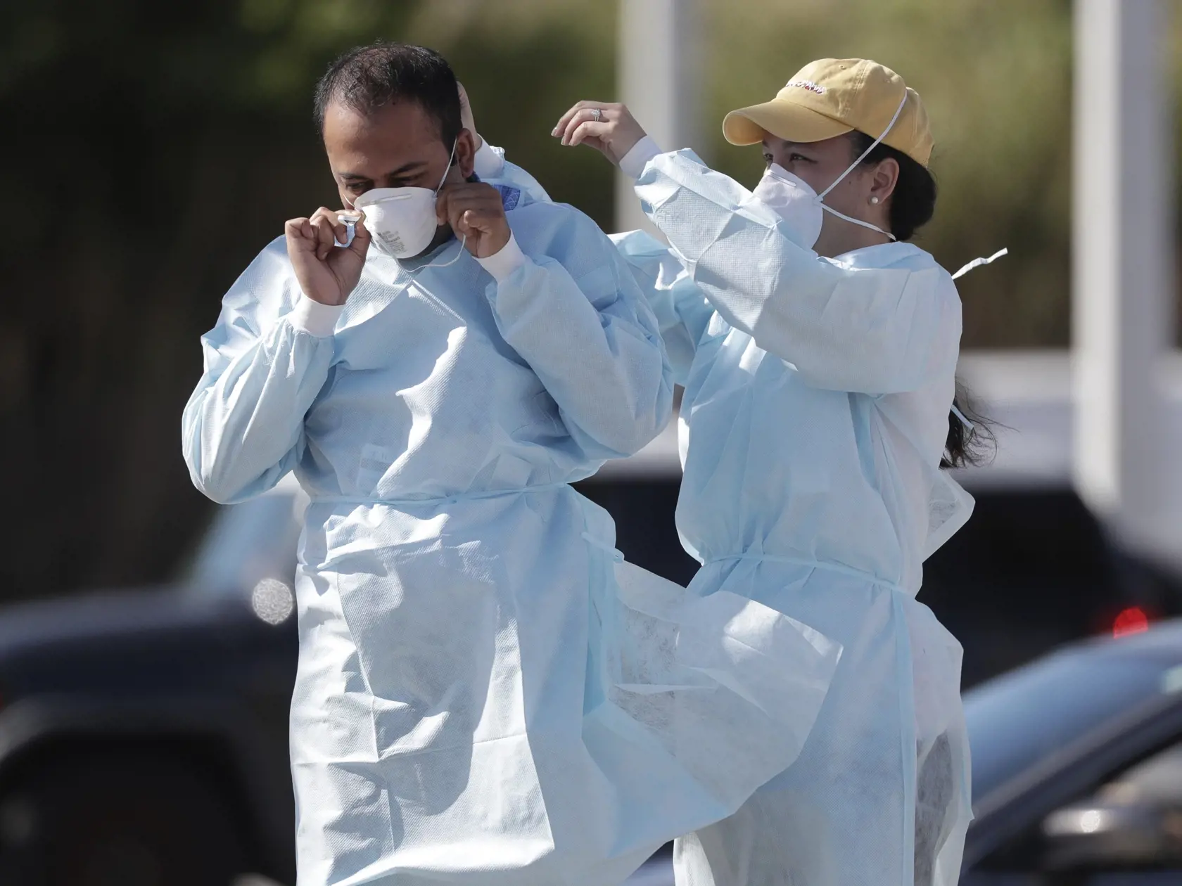 MIK 25 Miami - Zdravotníci si navzájom pomáhajú pri odbere vzorky na testovanie na COVID-19 v zdravotníckom centre Doris Ison v Miami na Floride 20. marca 2020. Škody, ktoré spôsobí nový koronavírus na trhu práce v USA, môžu byť bezprecedentné. Podľa ekonómov počet nových ľudí bez práce prelomí všetky doterajšie rekordy. FOTO TASR/AP

Healthcare workers help each other prepare before screening people in line at a drive-through testing site for COVID-19, the disease caused by the new coronavirus,