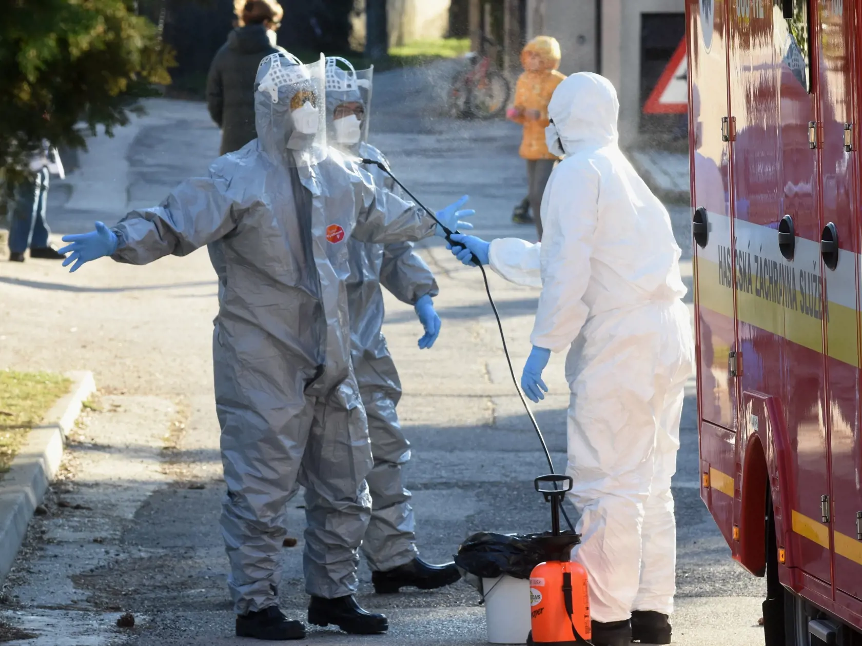 Na snímke hasičov dezinfikujú po mobilnom odbere vzoriek pacienta podozrivého na ochorenie na koronavírus v jednej z bratislavských štvrtí. Bratislava, 17. marca 2020. FOTO TASR - Vladimír Benko