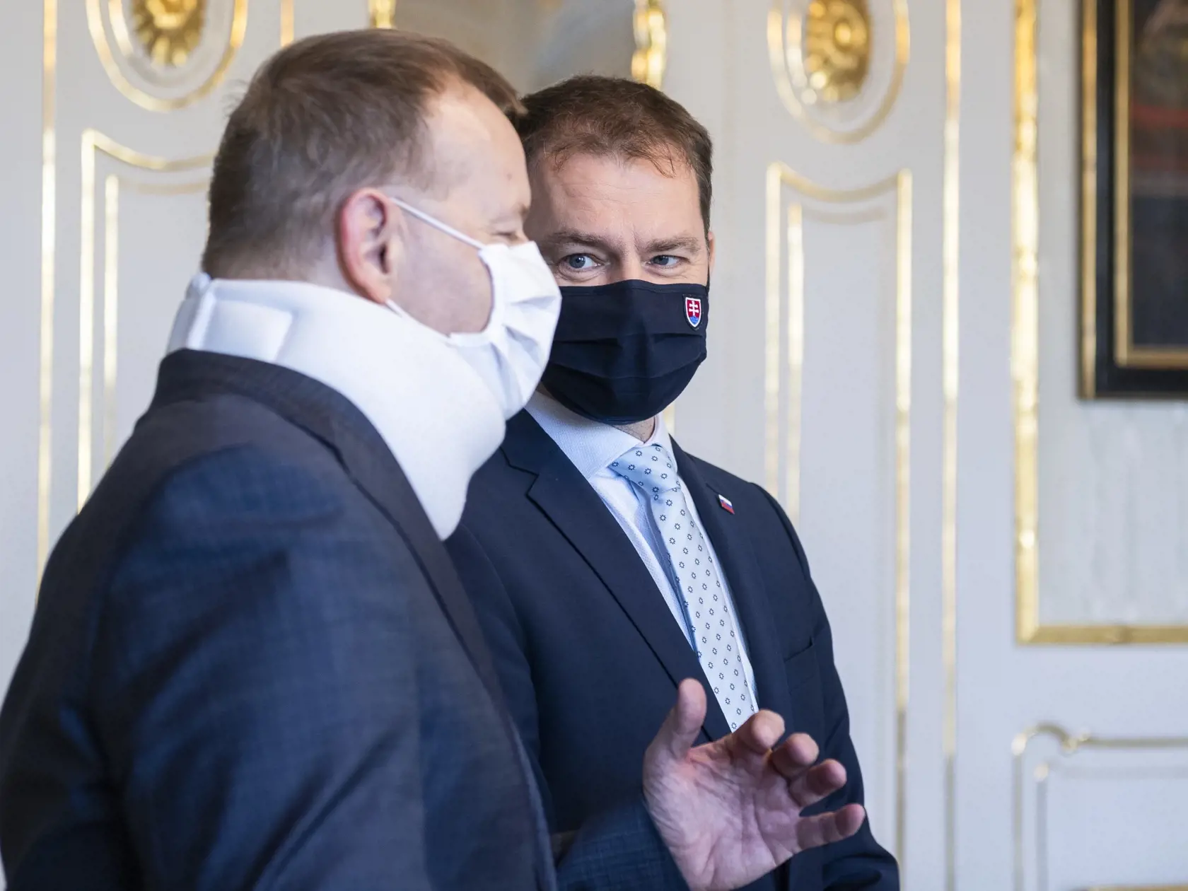 Na snímke zľava predseda NRSR Boris Kollár (Sme rodina) a predseda vlády SR Igor Matovič (OĽaNO) pred stretnutím troch najvyšších ústavných činiteľov ku koronakríze v Prezidentskom paláci v Bratislave 23. februára 2021. FOTO TASR - Jaroslav Novák
