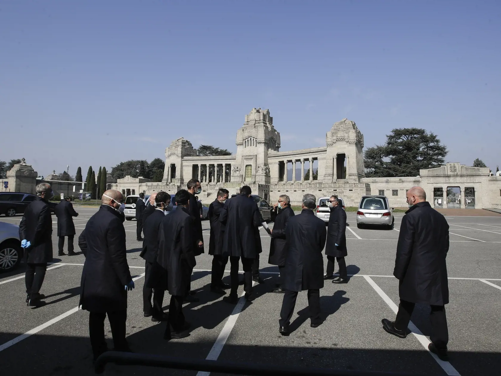 MIK 24 Bergamo - Pohrební zriadenci a nosiči truhiel stoja pred cintorínom Monumentale v Bergame, v Taliansku 17. marca 2020. Bergamo je jedným z najviac postihnutých miest koronavírusom v severnom Taliansku. FOTO TASR/AP

Pallbearers stand outside the Monumentale cemetery, in Bergamo, Italy, Tuesday, March 17, 2020. Bergamo is one of the cities most hit by the new coronavirus outbreak in northern Italy. For most people, the new coronavirus causes only mild or moderate symptoms. For some it can 
