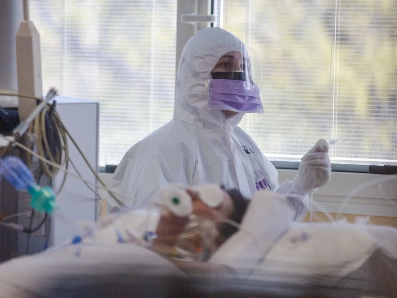 MIK 20 Rím - Zdravotnícky personál oddelenia intenzívnej starostlivosti kliniky Casalpalocco COVID-19 trpí rovnako ako pacienti v Ríme 25. marca 2020. Taliansko je epicentrom pandémie koronavírusu v Európe. Dosiaľ krajina hlási 69.176 prípadov nakazení a 6820 úmrtí. FOTO TASR/AP

Medical staff of the Intensive Care Unit of the Casalpalocco COVID-19 Clinic in the outskirts of Rome tend to patients, Wednesday, March 25, 2020. The new coronavirus causes mild or moderate symptoms for most people, bu