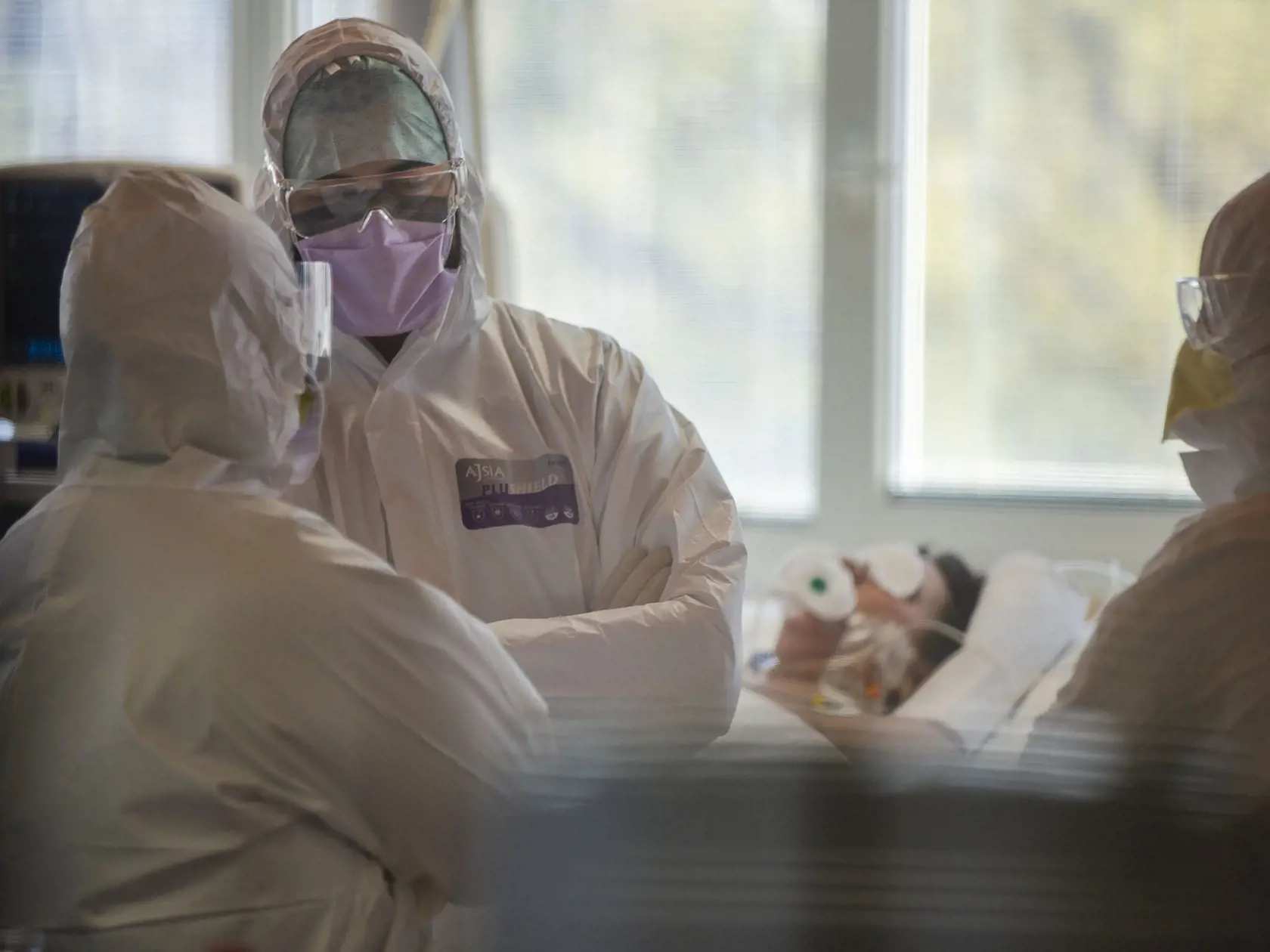 MIK 22 Rím - Zdravotnícky personál oddelenia intenzívnej starostlivosti kliniky Casalpalocco COVID-19 trpí rovnako ako pacienti v Ríme 25. marca 2020. Taliansko je epicentrom pandémie koronavírusu v Európe. Dosiaľ krajina hlási 69.176 prípadov nakazení a 6820 úmrtí. FOTO TASR/AP


Medical staff of the Intensive Care Unit of the Casalpalocco COVID-19 Clinic in the outskirts of Rome tend to patients, Wednesday, March 25, 2020. The new coronavirus causes mild or moderate symptoms for most people, b