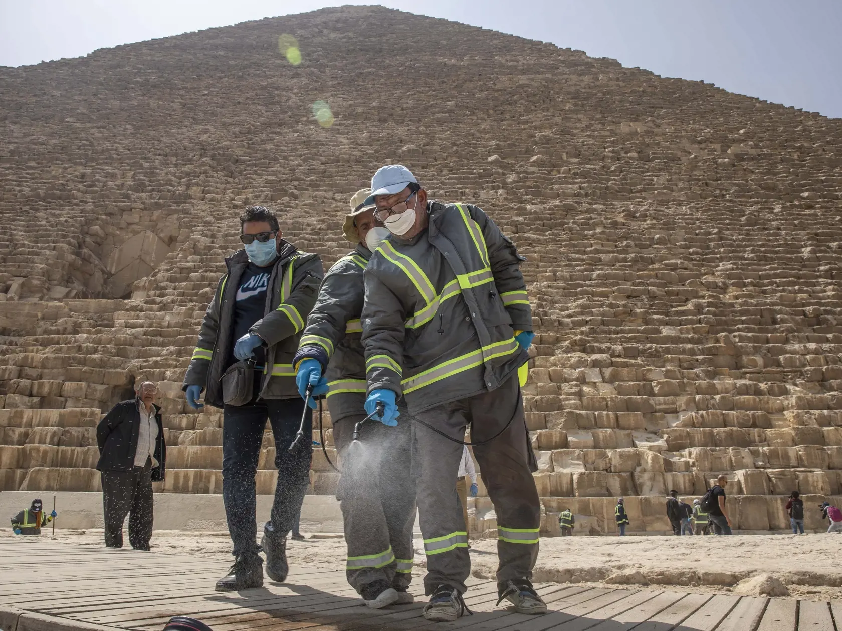 MIK 13 Gíza - Mestskí zamestnanci dezinfikujú oblasť okolo pyramíd s nádejou, že zabránia rozšíreniu koronavírusu v Gíze v Egypte 25. marca 2020. Egypt oznámil, že zavedie nočný zákaz vychádzania v snahe spomaliť šírenie nového koronavírusu. FOTO TASR/AP

Municipal workers sanitize the areas surrounding the Giza pyramids complex in hopes of curbing the coronavirus outbreak in Egypt, Wednesday, March 25, 2020. The new coronavirus causes mild or moderate symptoms for most people, but for some, esp