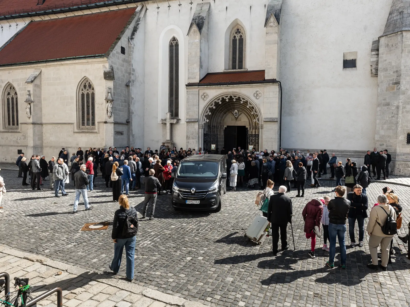 Posledná rozlúčka s hercom Štefanom Kvietikom za účasti rodiny aj verejnosti v Katedrále sv. Martina v Bratislave.