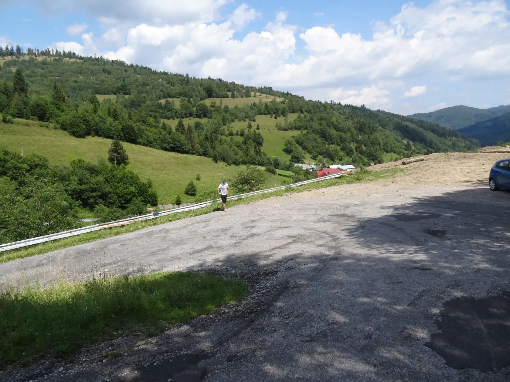 Na mieste kde stojí mladík z Úhornej sa autobus prevalil cez zábradlie a skončil pod svahom.