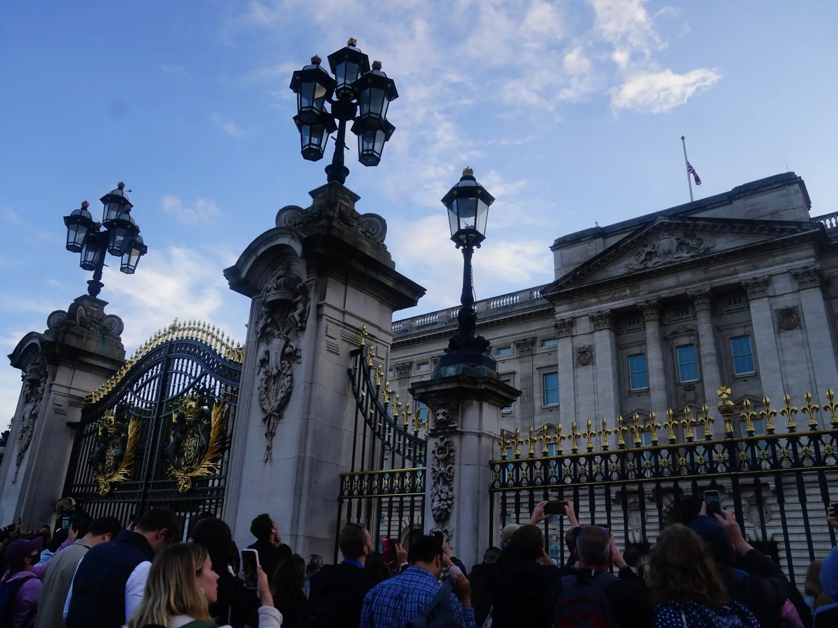 Na bráne Buckinghamského paláca vyvesili oznam o úmrtí kráľovnej Alžbety.