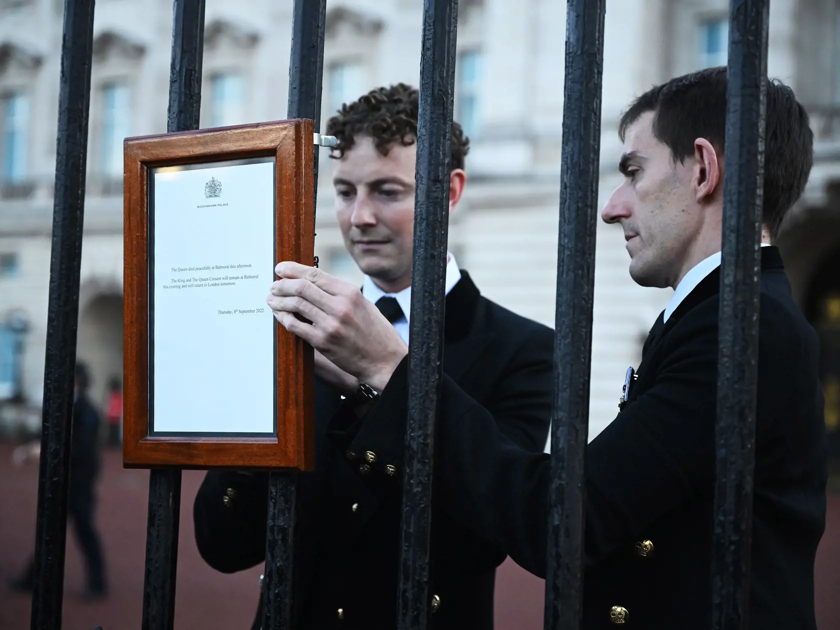 Na bráne Buckinghamského paláca vyvesili oznam o úmrtí kráľovnej Alžbety.