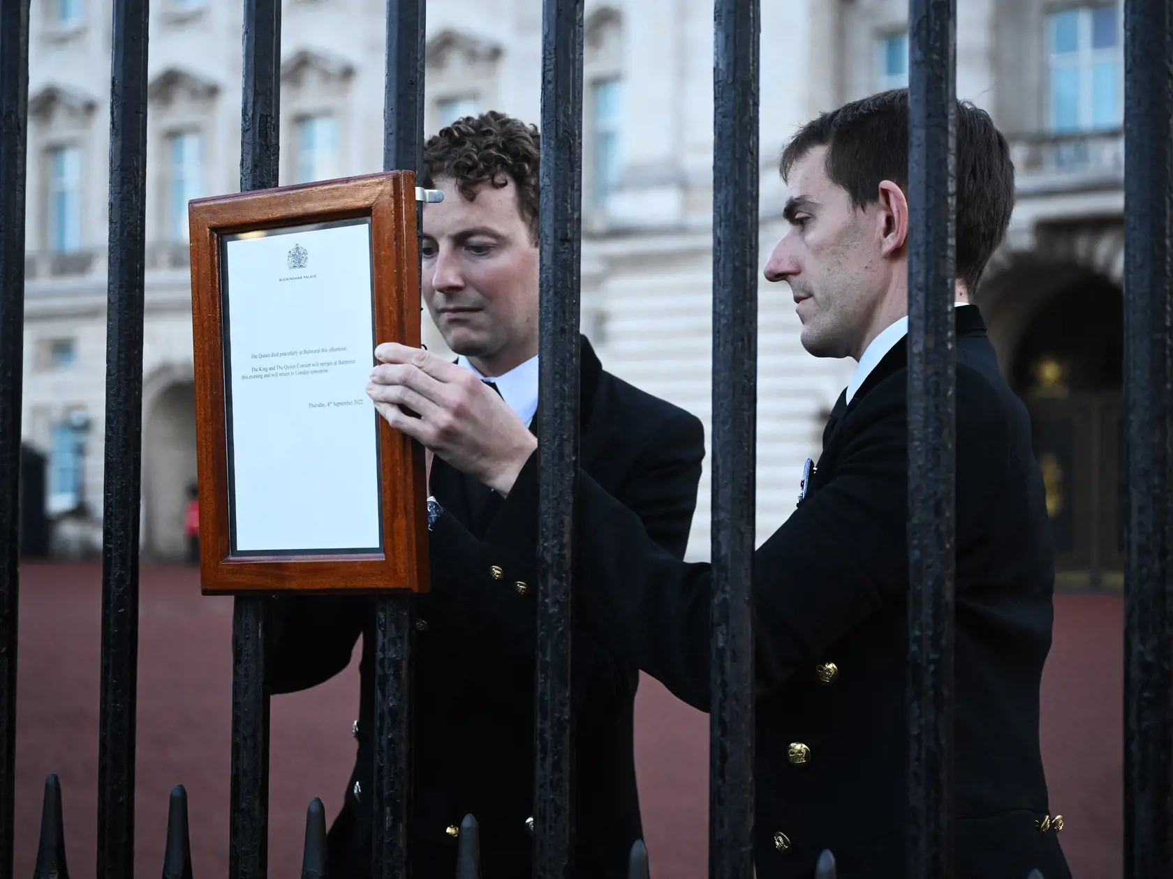 Na bráne Buckinghamského paláca vyvesili oznam o úmrtí kráľovnej Alžbety.