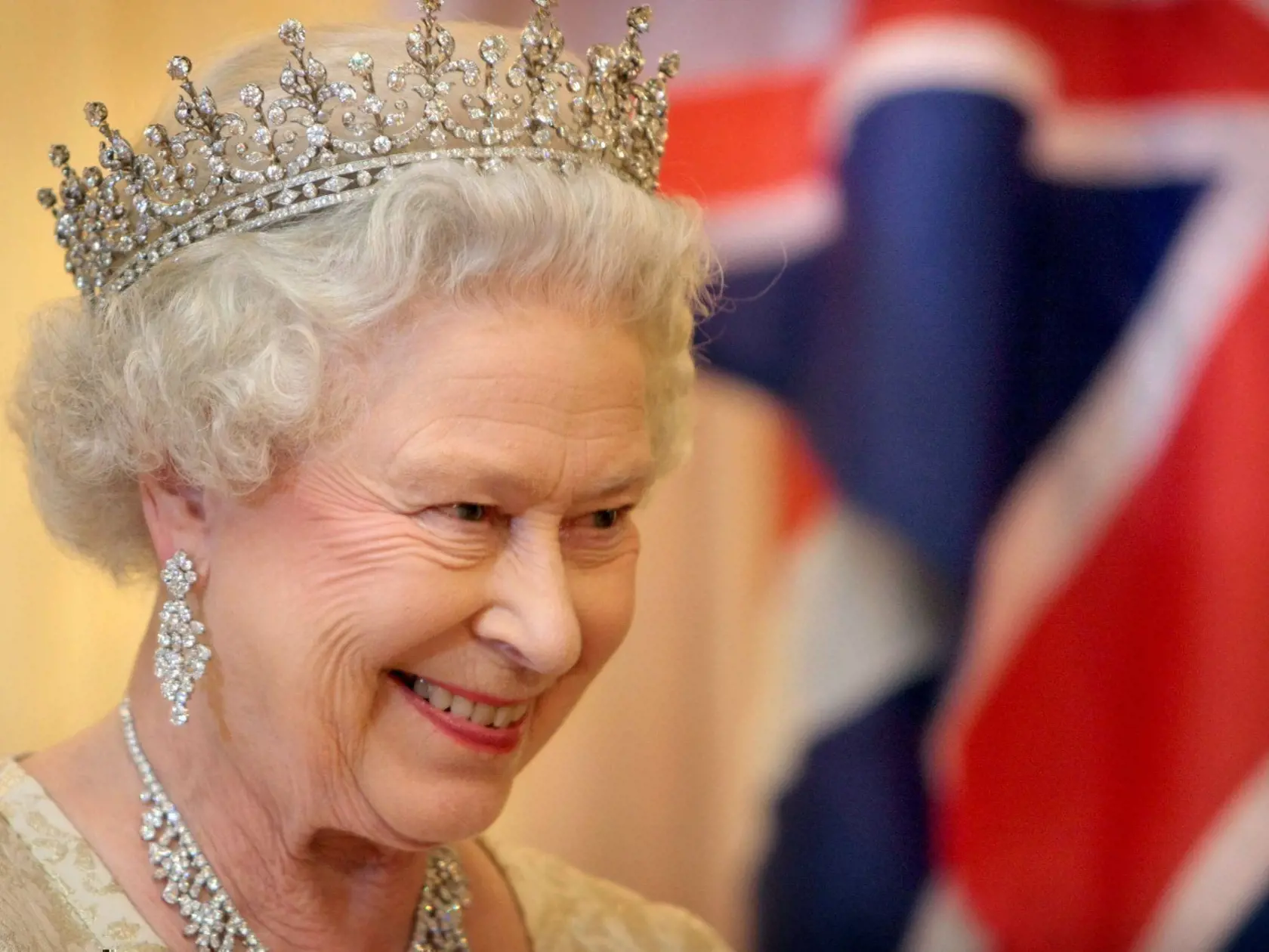 ARCHÍVNE FOTO Z návštevy kráľovského páru: Britská kráľovná Alžbeta II. počas vítania hostí štátnej večere v Redute.