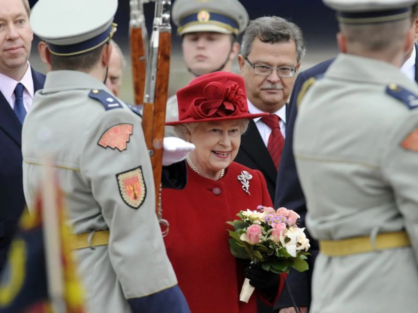 ARCHÍVNE FOTO Z návštevy kráľovského páru: Slávnostné privítanie kráľovnej a prehliadka čestnej stráže.