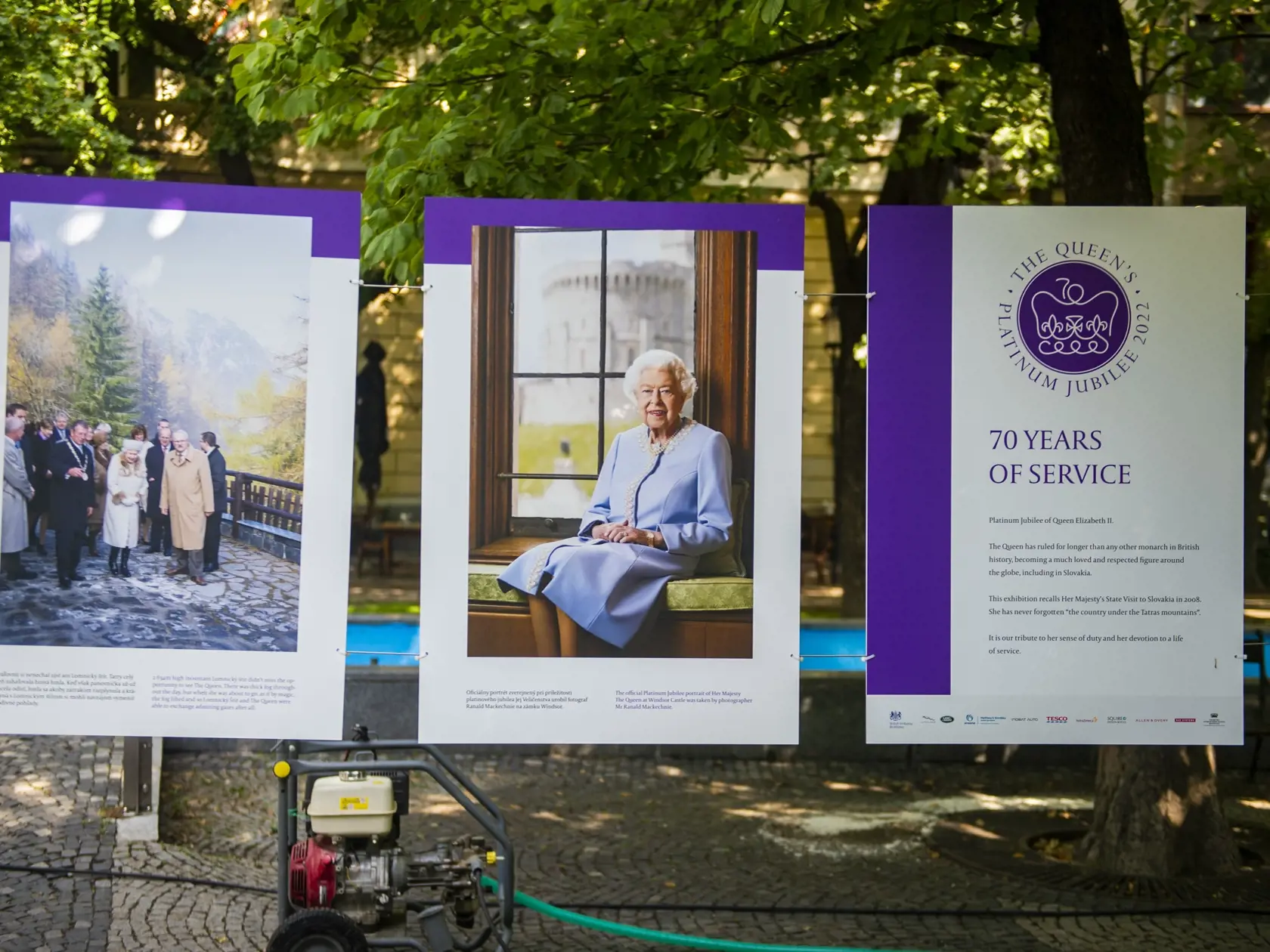 Na snímke výstava fotografií Jej Veličenstva britskej kráľovnej Alžbety II. pri príležitosti platinového jubilea pod názvom 70 rokov služby na Hviezdoslavovom námestí 2. augusta 2022 v Bratislave. FOTO TASR - Jakub Kotian