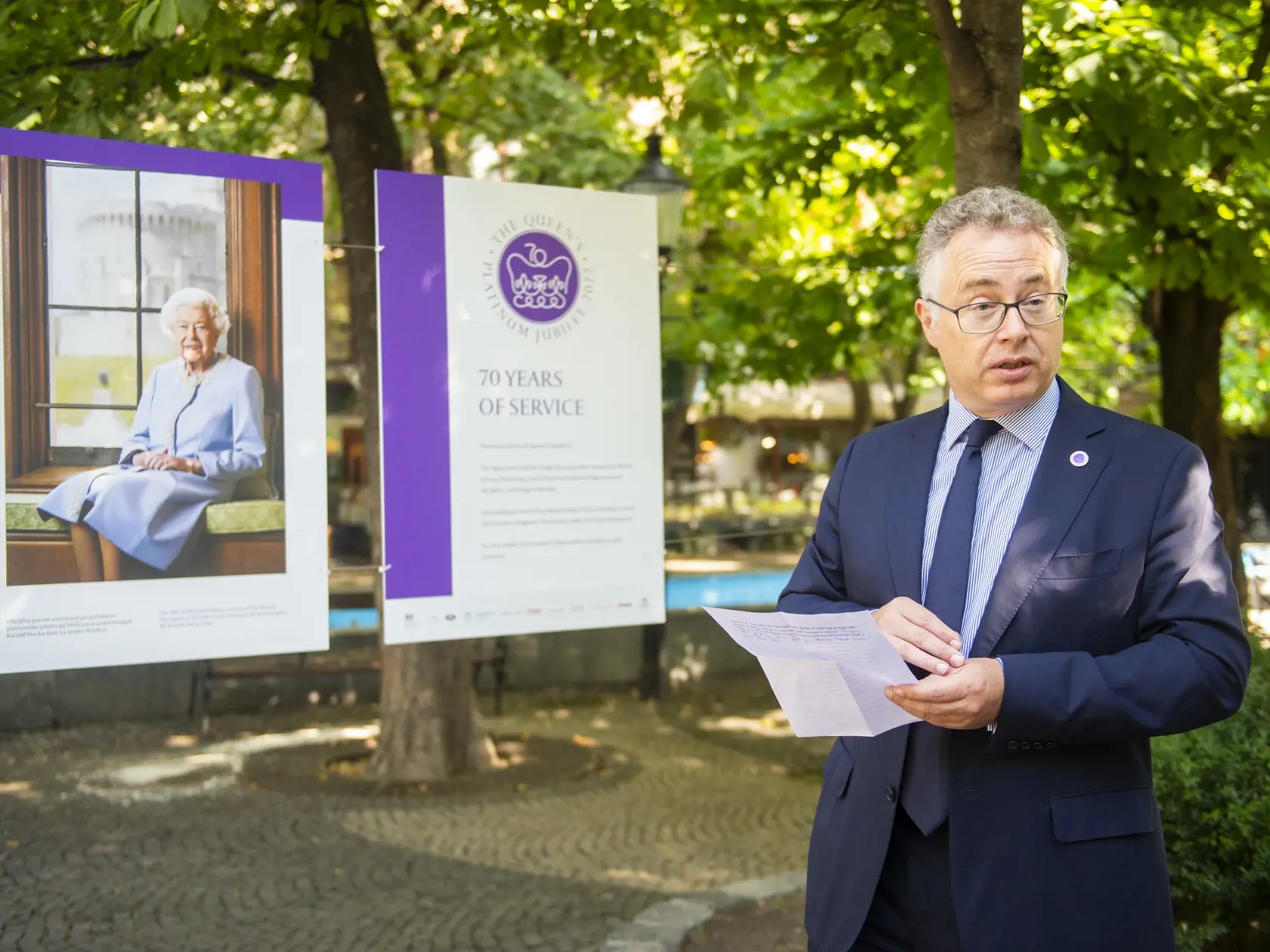 Na snímke britský veľvyslanec na Slovensku Nigel Baker počas otvorenia výstavy fotografií Jej Veličenstva kráľovnej Alžbety II. pod názvom 70 rokov služby na Hviezdoslavovom námestí 2. augusta 2022 v Bratislave. FOTO TASR - Jakub Kotian