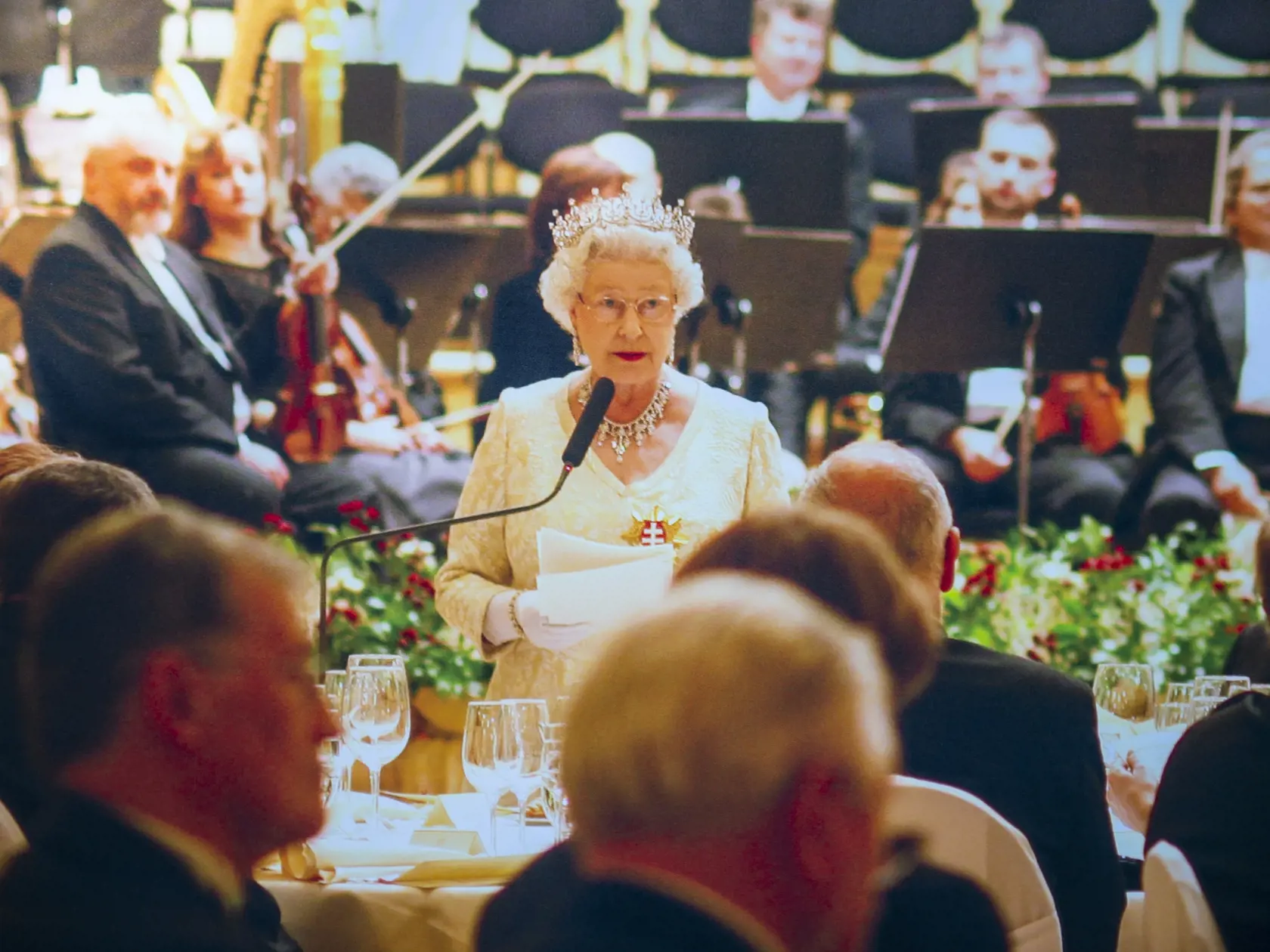 Na snímke výstava fotografií Jej Veličenstva britskej kráľovnej Alžbety II. pri príležitosti platinového jubilea pod názvom 70 rokov služby na Hviezdoslavovom námestí 2. augusta 2022 v Bratislave. REPROFOTO TASR - Jakub Kotian