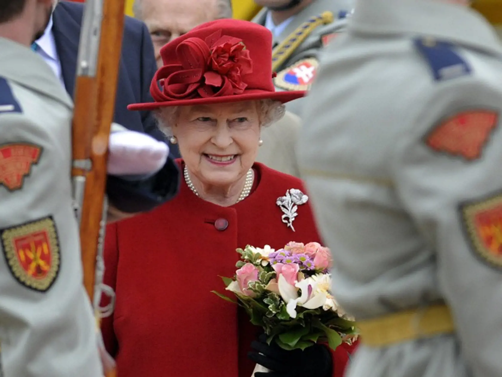Britská kráľovná Alžbeta II. po prílete na Letisko M. R. Štefánika v Bratislave 23. októbra 2008