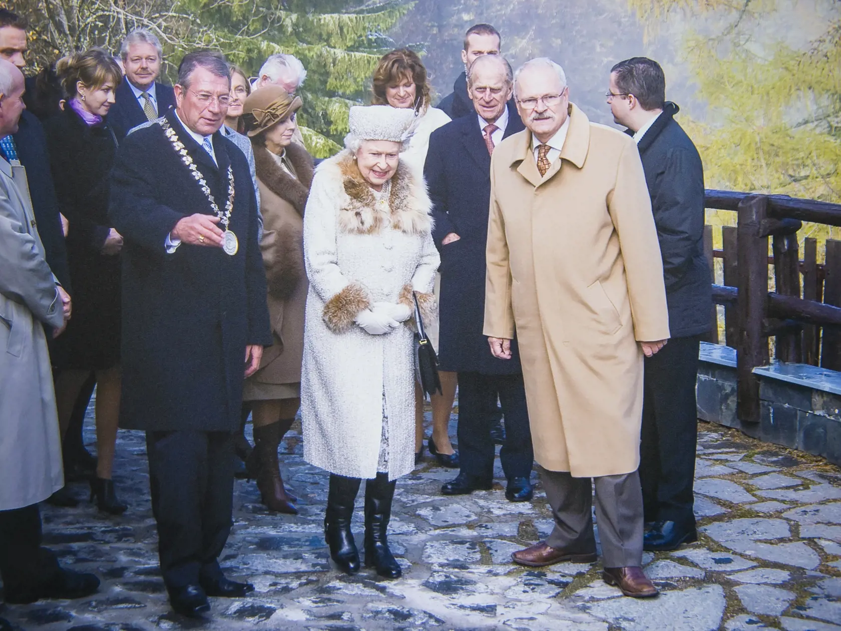 Na snímke výstava fotografií Jej Veličenstva britskej kráľovnej Alžbety II. pri príležitosti platinového jubilea pod názvom 70 rokov služby na Hviezdoslavovom námestí 2. augusta 2022 v Bratislave. REPROFOTO TASR - Jakub Kotian