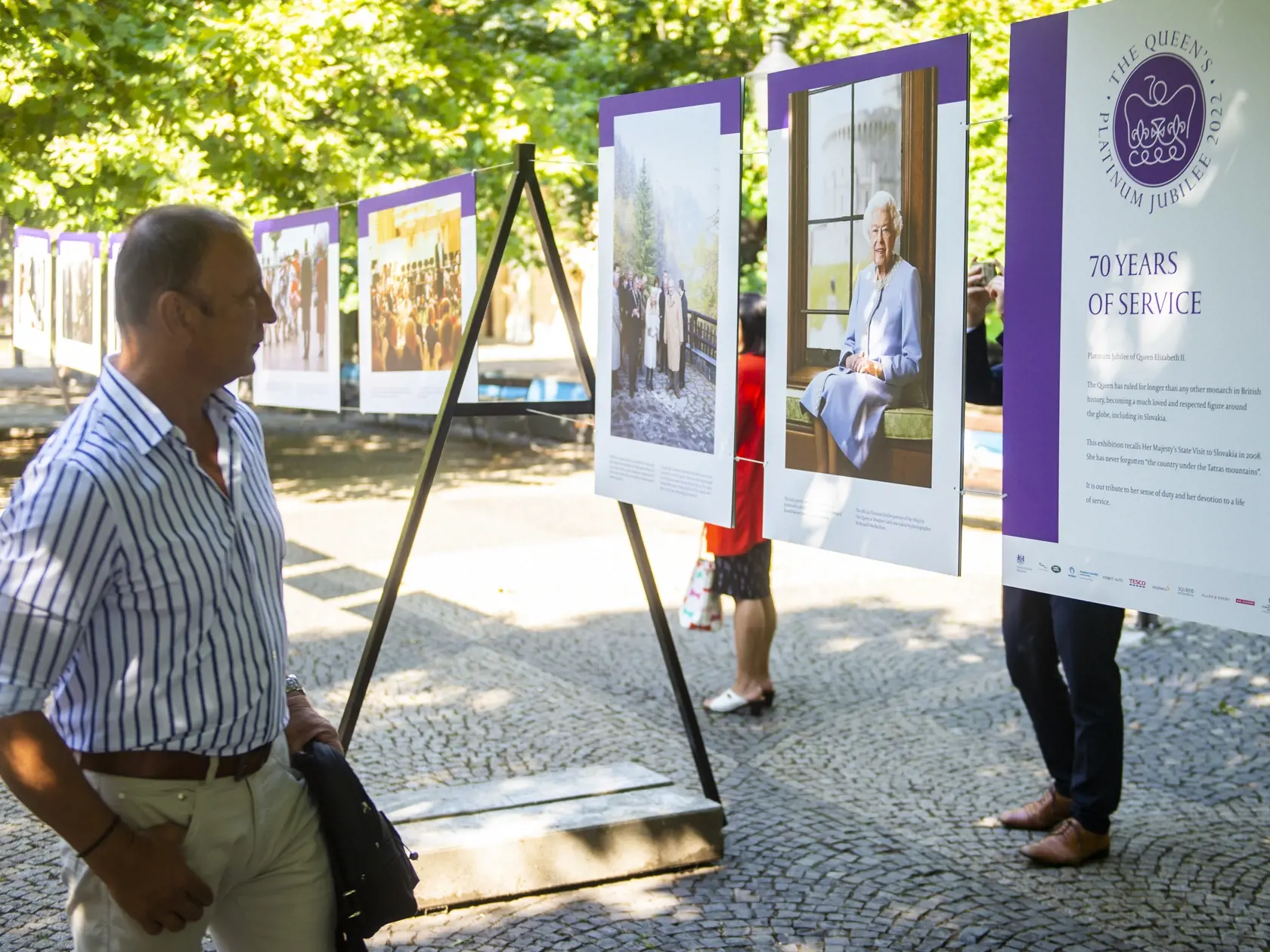 Na snímke výstava fotografií Jej Veličenstva britskej kráľovnej Alžbety II. pri príležitosti platinového jubilea pod názvom 70 rokov služby na Hviezdoslavovom námestí 2. augusta 2022 v Bratislave. FOTO TASR - Jakub Kotian
