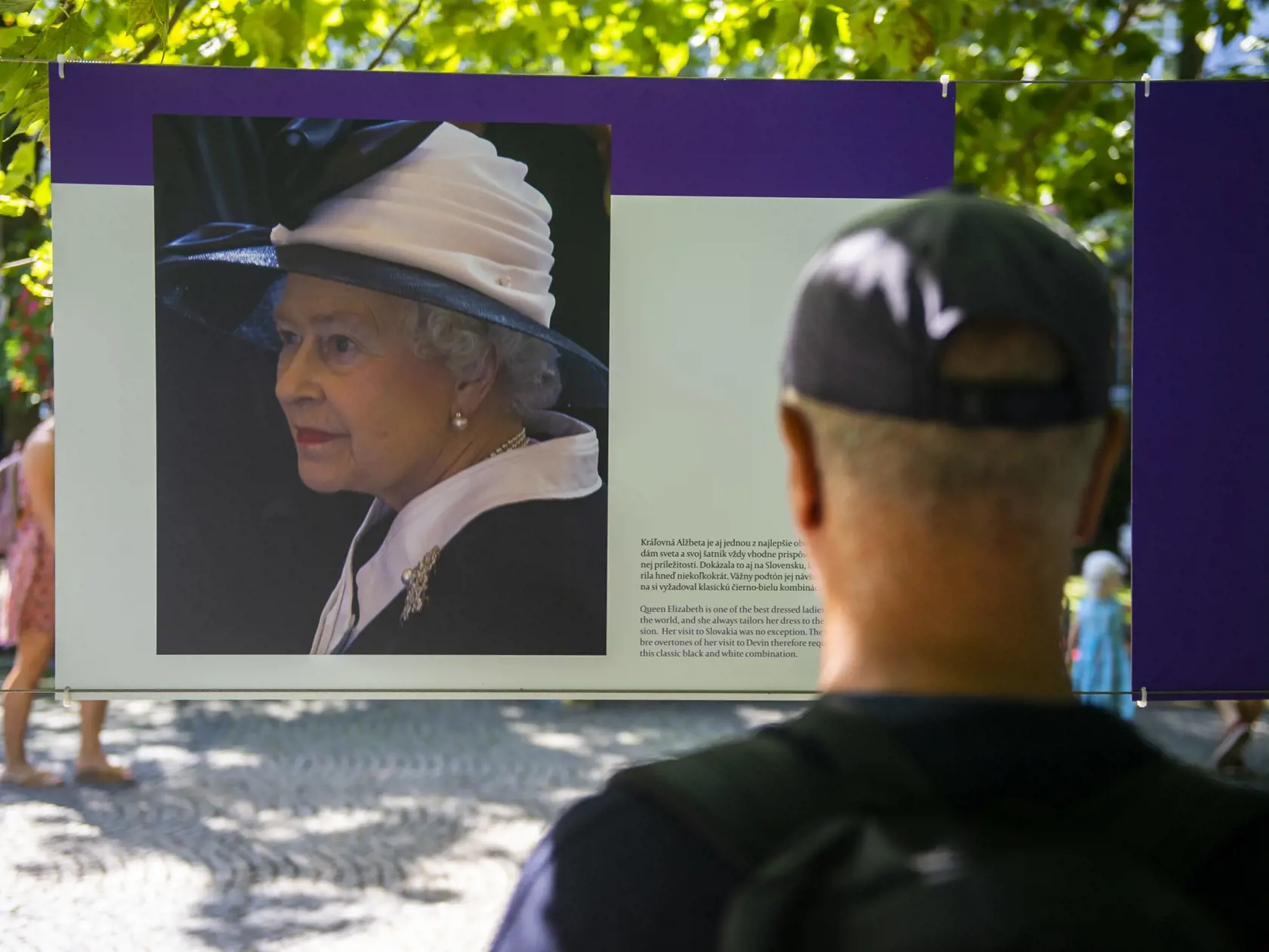 Na snímke výstava fotografií Jej Veličenstva britskej kráľovnej Alžbety II. pri príležitosti platinového jubilea pod názvom 70 rokov služby na Hviezdoslavovom námestí 2. augusta 2022 v Bratislave. FOTO TASR - Jakub Kotian