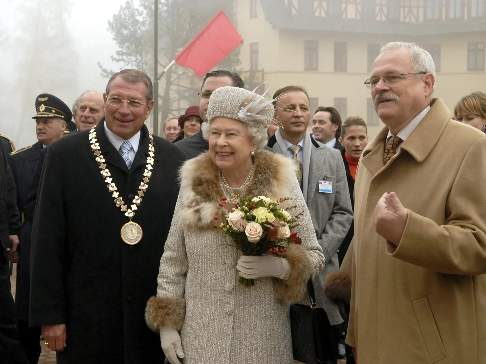 Britská kráľovná Alžbeta II. slovenský prezident Ivan Gašparovič, primátor Vysokých Tatrier Ján Mokoš na Hrebienku.