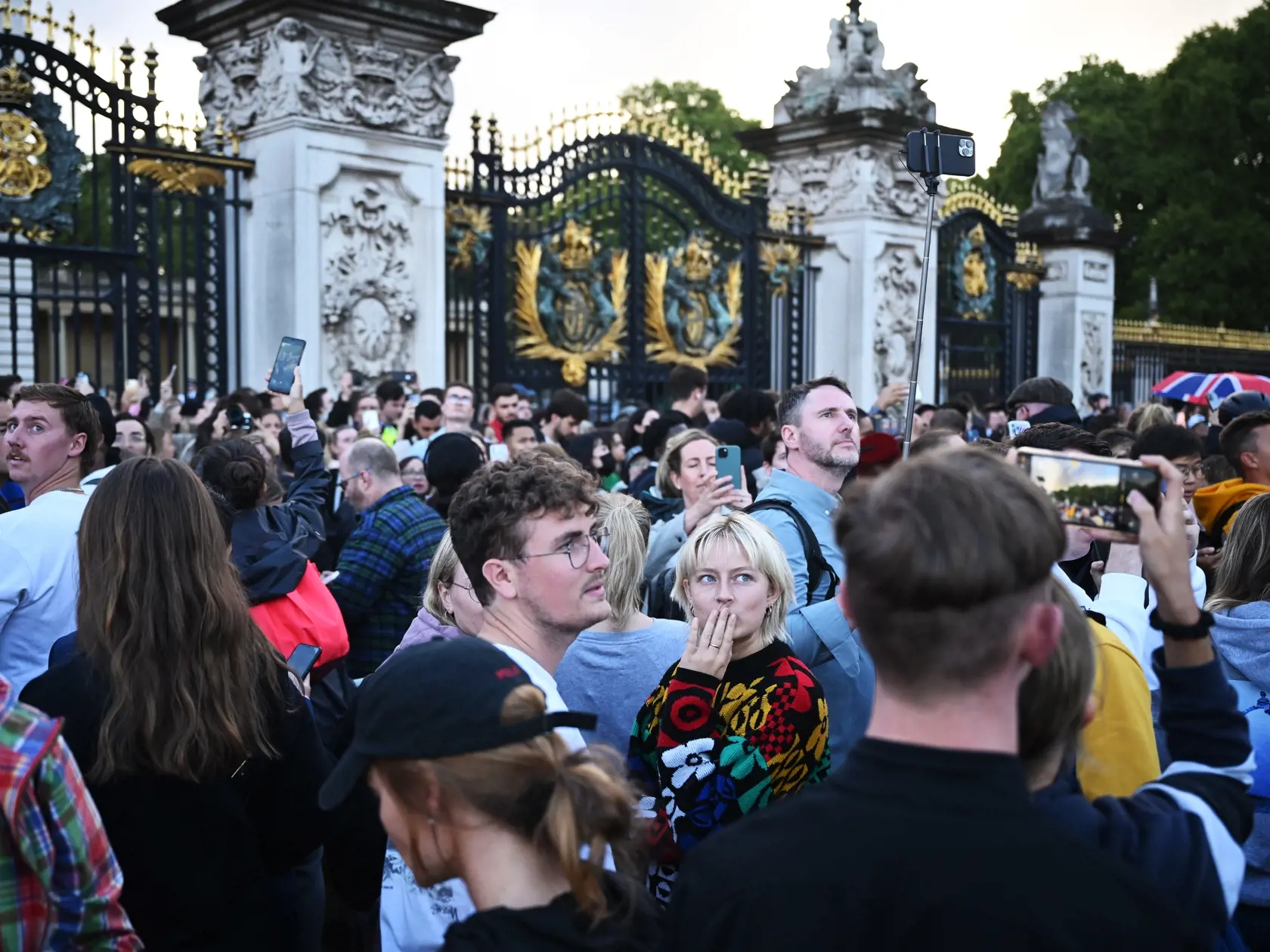 Na bráne Buckinghamského paláca vyvesili oznam o úmrtí kráľovnej Alžbety.