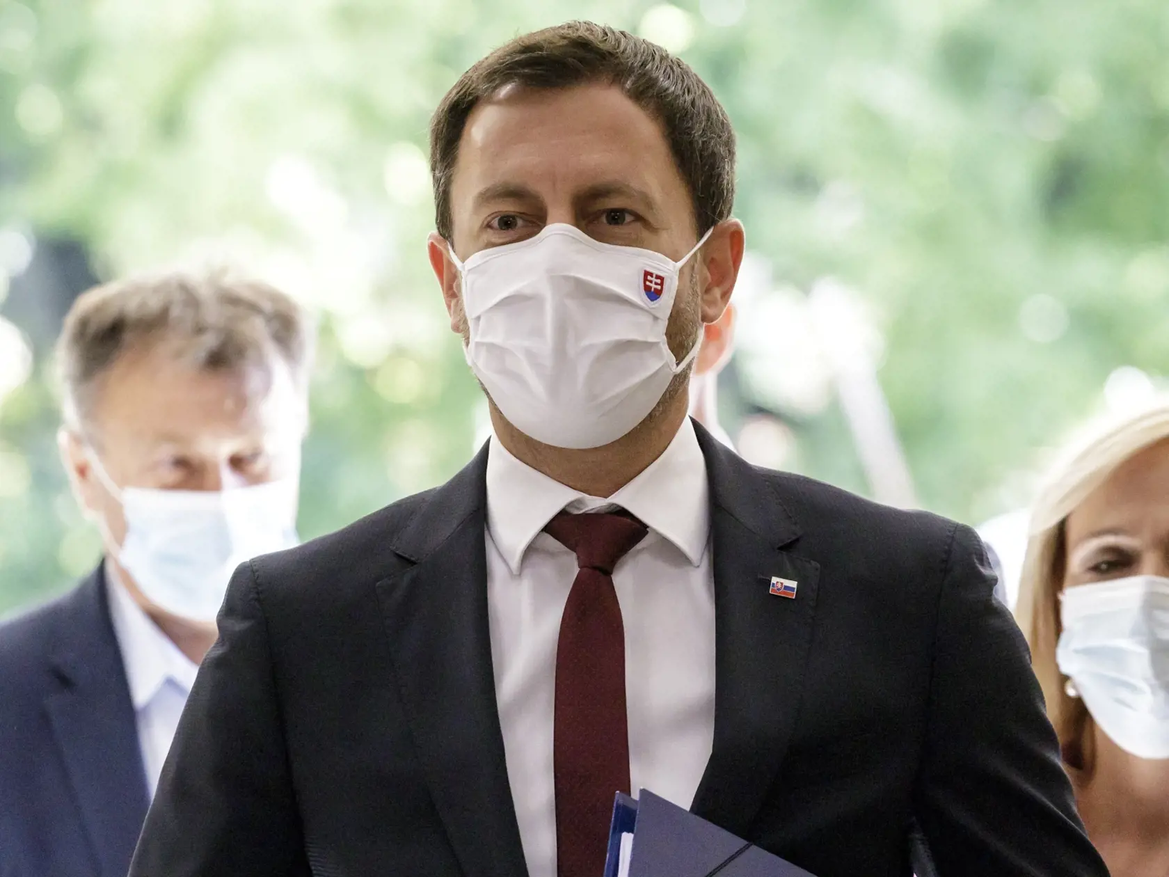 Na snímke predseda vlády SR Eduard Heger (OĽaNO) prichádza na 35. rokovanie vlády SR v Bratislave 14. októbra 2021. FOTO TASR - Dano Veselský