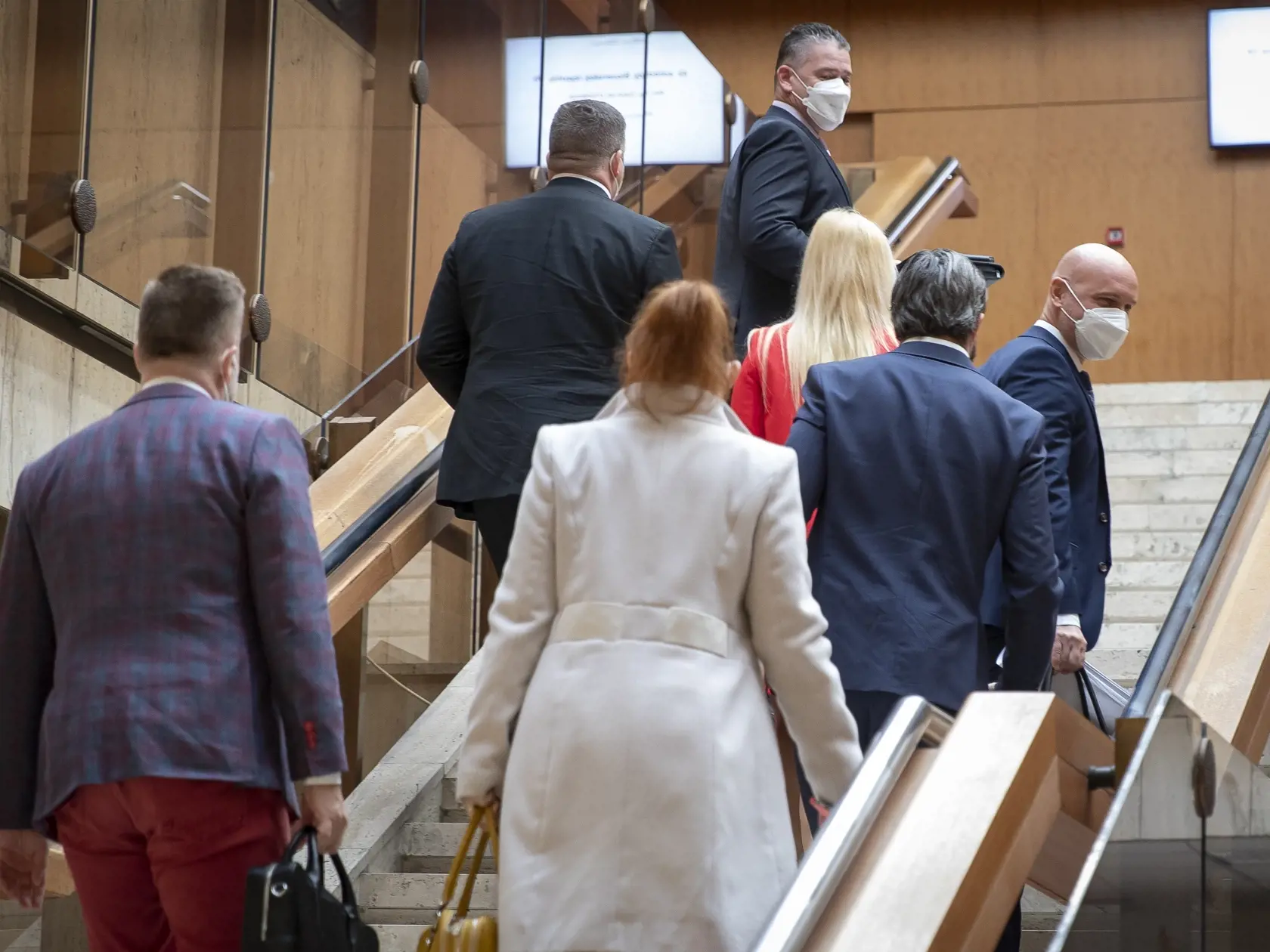 Zasadnutie vlády Slovenskejj republiky v čase zhoršenej situácie počas pandémie Covid - 19, kedy je opäť skloňovaný celoštátny lockdown. Na snímke zľava je minister vnútra Roman Mikulec a minister školstva Branislav Gröhling.