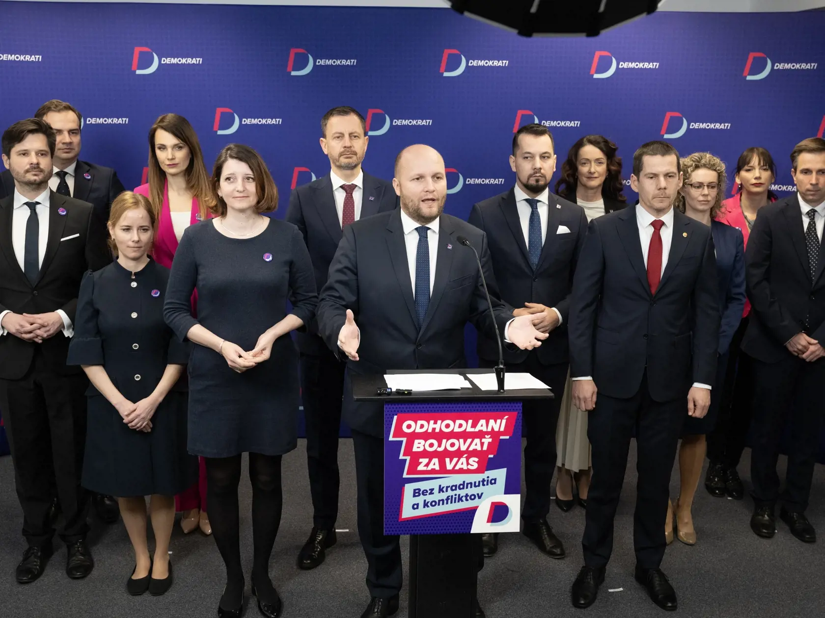 Na snímke líder a predseda mimoparlamentnej strany Demokrati Jaroslav Naď (uprostred) predstavuje kandidátnu listinu strany do volieb do Európskeho parlamentu (EP) na tlačovej konferencii v Bratislave v sobotu 9. marca 2024. Jednou z kandidátok na europoslanca bola aj Dorota Nvotová (druhá sprava).