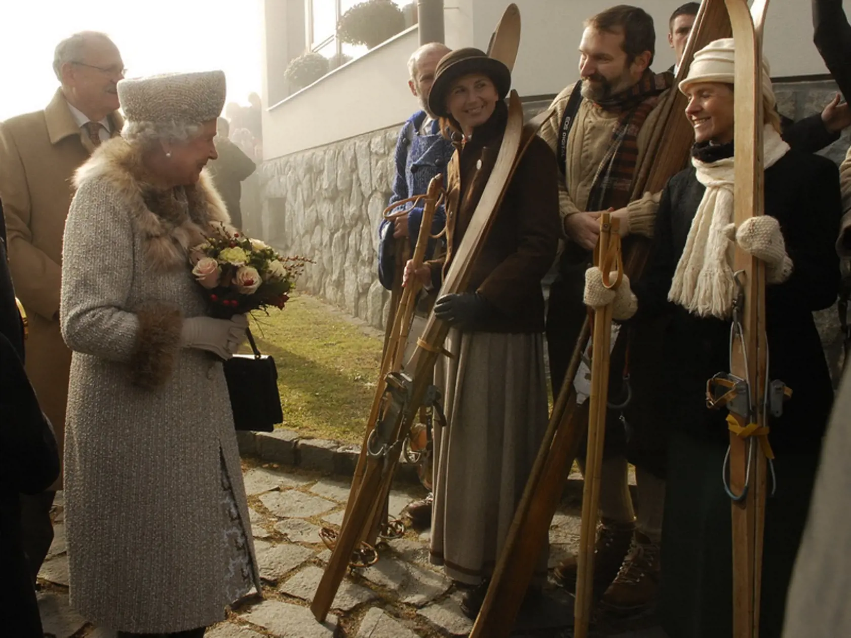 Kráľovnej ukázali aj slovenské historické lyže.