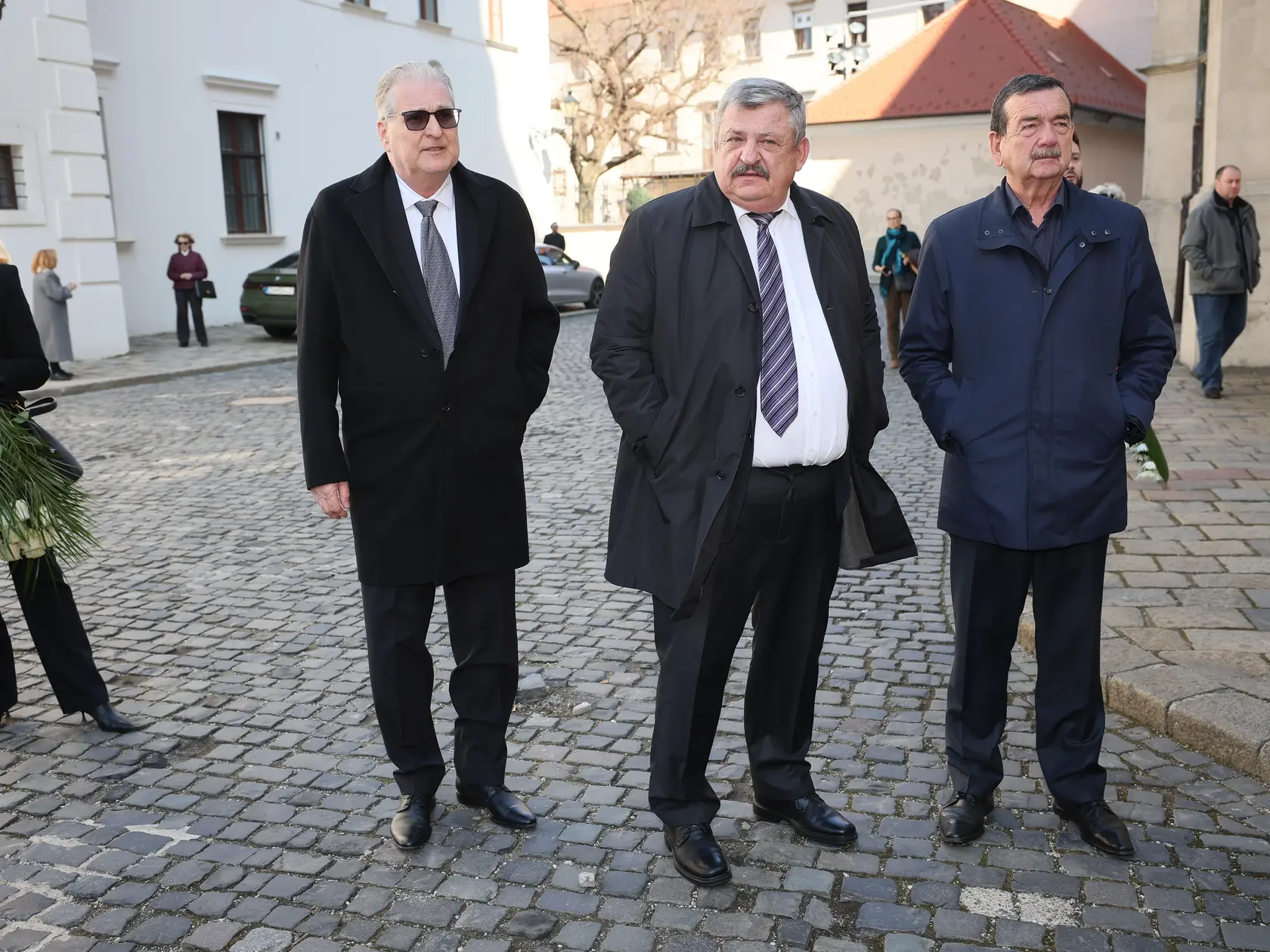 Posledná rozlúčka s hercom Štefanom Kvietikom († 90) v Katedrále sv. Martina v Bratislave. Anton Hrnko a exminister hospodárstva Ľudovít Černák.