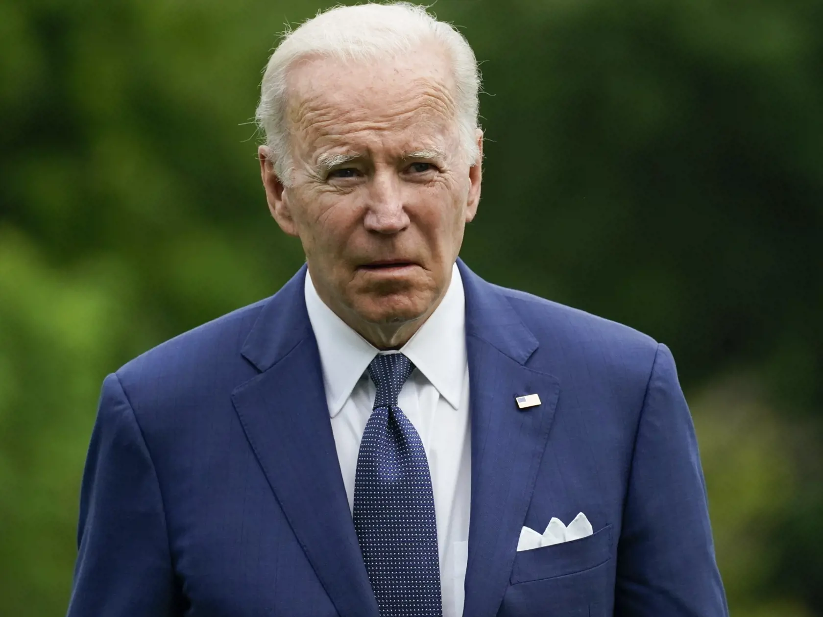 Smutný Biden po streľbe na základnej škole v meste Uvalde.
