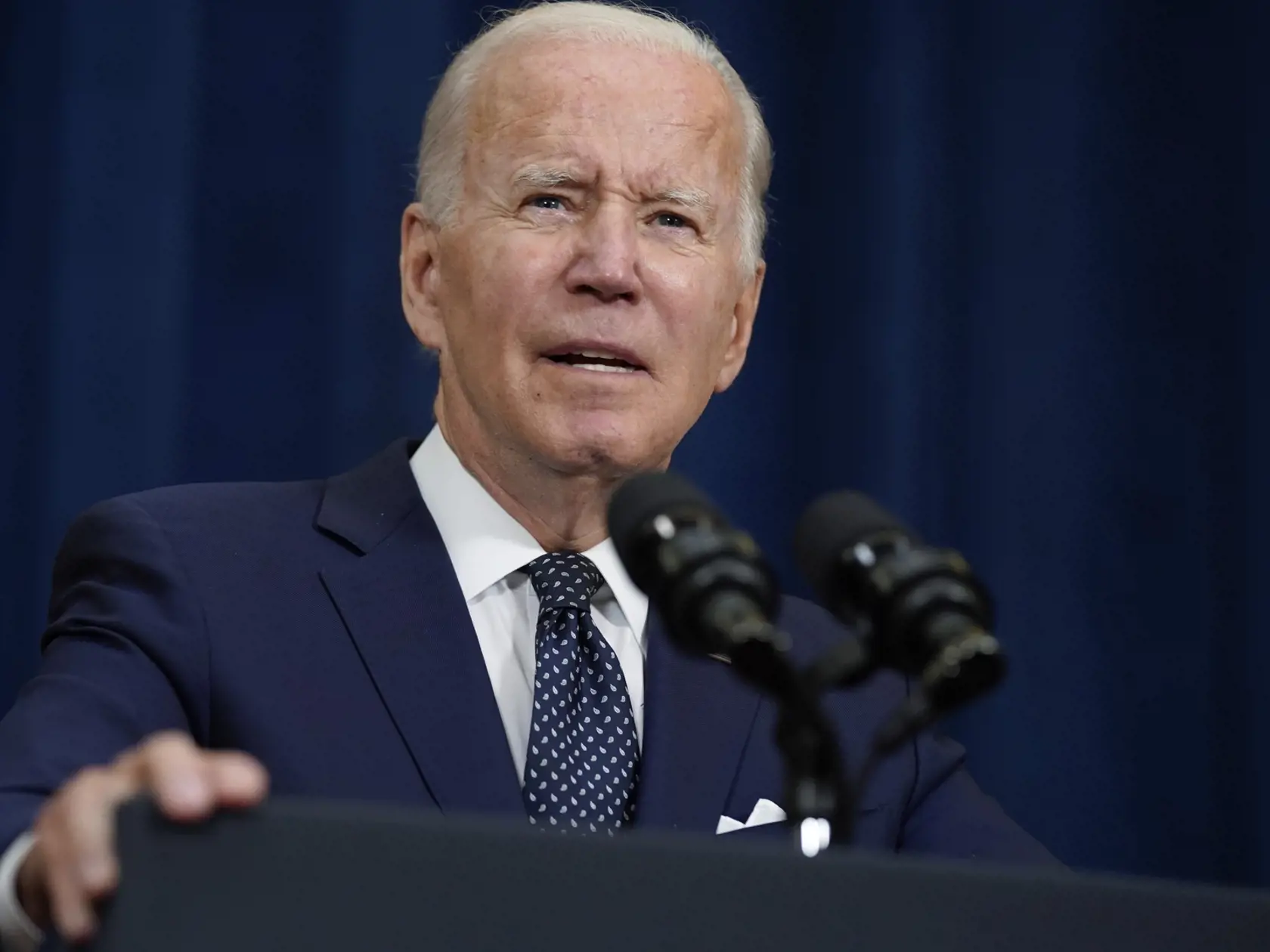 Na archívnej snímke z 15. júla 2022 americký prezident Joe Biden odpovedá na otázky novinárov po stretnutí so saudskoarabským korunným princom Muhammadom bin Salmánom v Džidde.