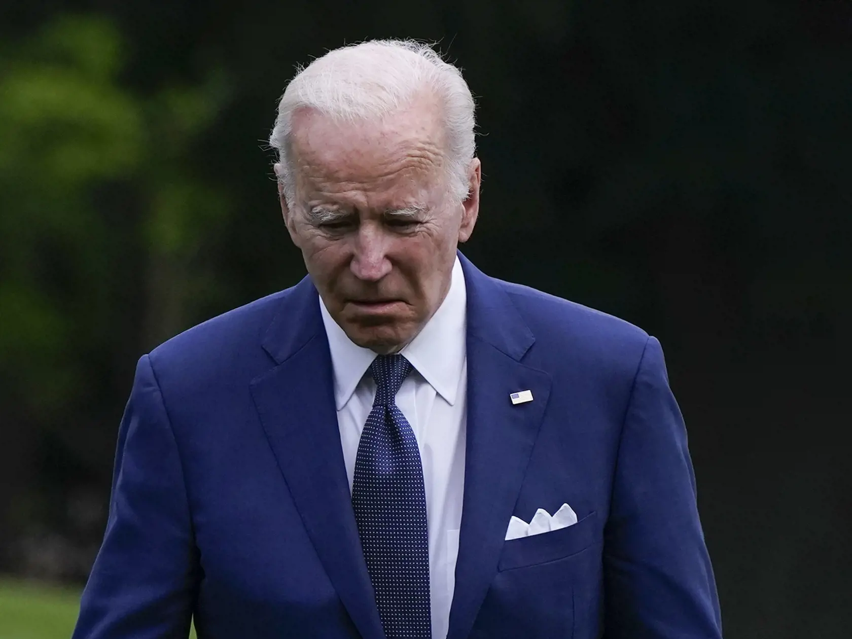 Smutný Biden po streľbe na základnej škole v meste Uvalde.