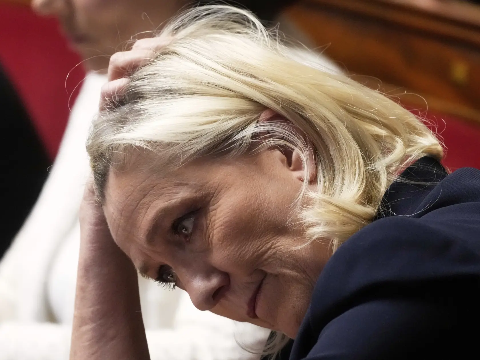 Líderka krajne pravicového Národného združenia (RN) Marine Le Penová reaguje počas zasadnutia Národného zhromaždenia v Paríži 1. apríla 2025. Súd v Paríži v pondelok uznal Le Penovú za vinnú zo sprenevery finančných prostriedkov Európskeho parlamentu (EP). S okamžitou platnosťou jej zakázal uchádzať sa o verejné funkcie. Tento zákaz potrvá päť rokov. Zároveň ju za spreneveru odsúdili na štyri roky odňatia slobody: počas dvoch rokov bude jej trest podmienečný, ďalšie dva roky má mať elektronický náramok. Rozhodnutie súdu Le Penovej znemožní kandidovať v prezidentských voľbách v roku 2027, ak sa pred ich konaním proti svojmu rozsudku úspešne neodvolá.