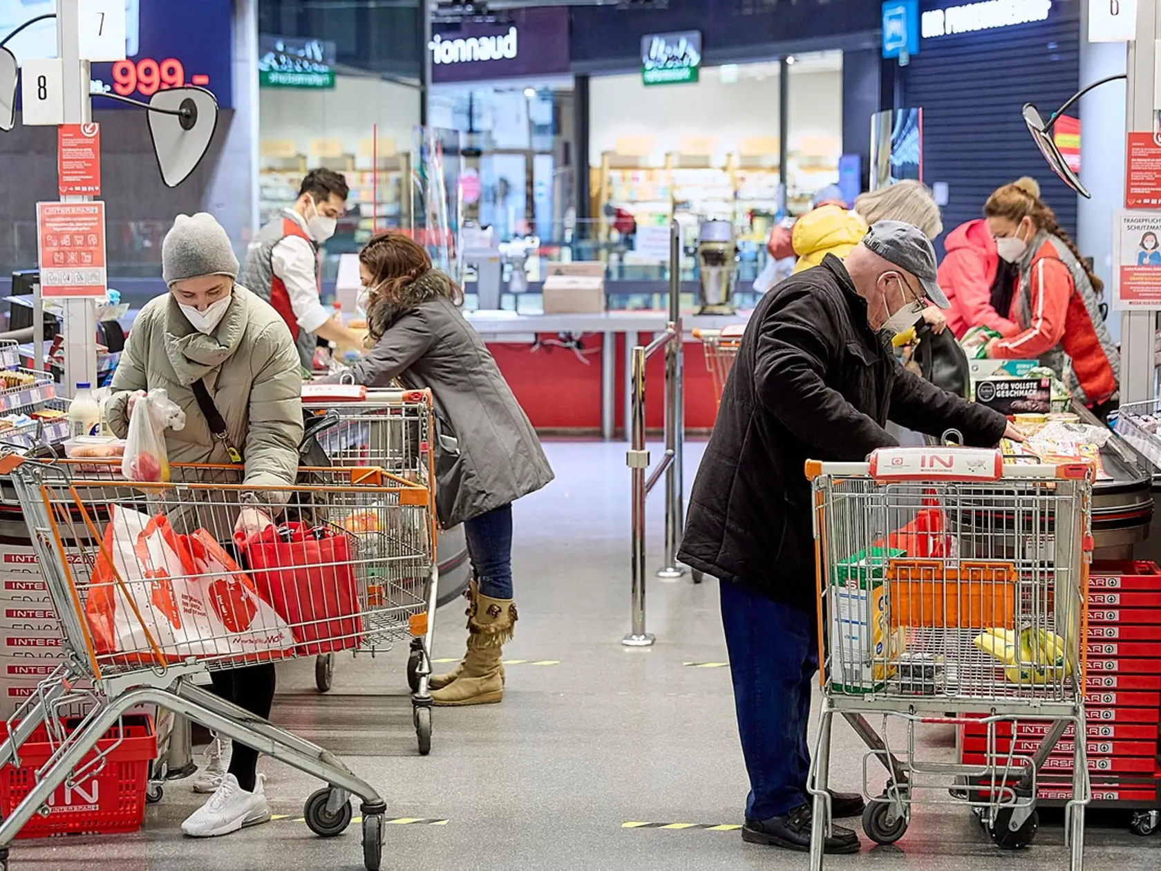 Otvorené môžu byť iba prevádzky poskytujúce základné služby a potreby. Zoznam otvorených prevádzok je však pomaly dlhší, ako zoznam tých, čo musia byť zatvorené.