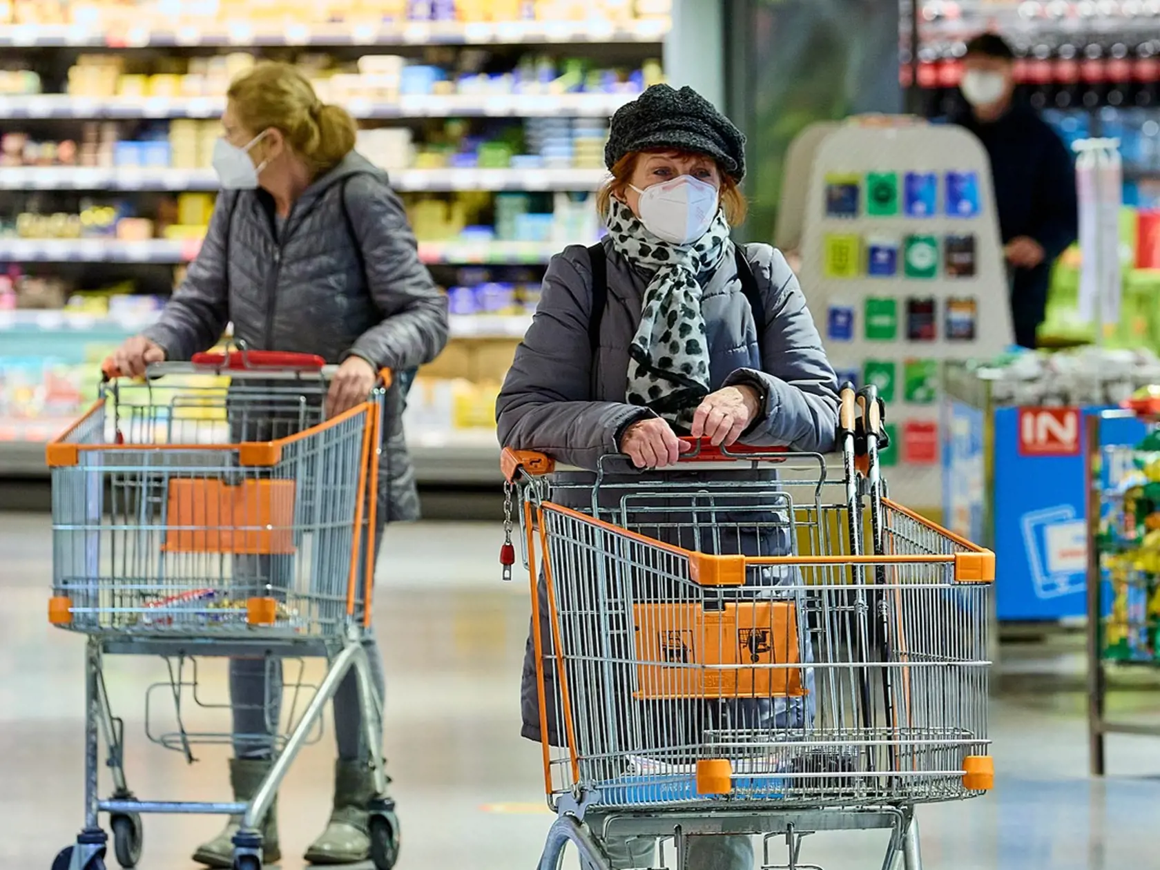 Otvorené môžu byť iba prevádzky poskytujúce základné služby a potreby. Zoznam otvorených prevádzok je však pomaly dlhší, ako zoznam tých, čo musia byť zatvorené.