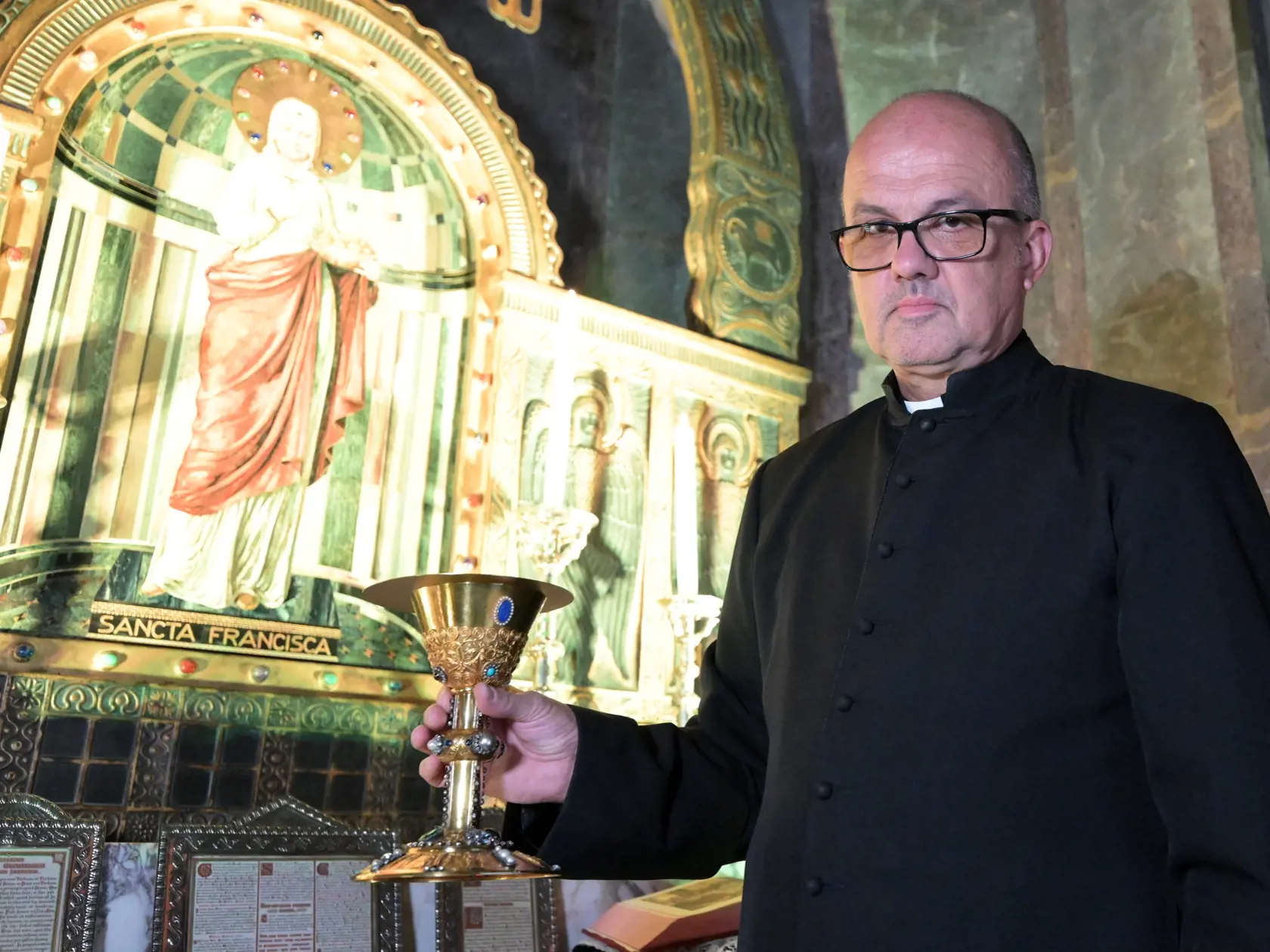 Na snímke vzácny zlatý kalich vyrobený z 18-karátového zlata, ktorý je zdobený 265 drahokamami a perlami počas omše konanej k 120. výročiu pohrebu grófky Františky v mauzóleu v Krásnohorskom Podhradí 26. októbra 2024. Kalich je zhotovený z osobných Františkiných šperkov z prozaického dôvodu, aby ich po smrti nemohla nosiť už žiadna iná žena. Manželka Dionýza Andrássyho, grófka Františka Andrássyová, zomrela 26. októbra 1902 v Mníchove. Na znak úcty a lásky sa gróf Andrássy pre svoju manželku rozhodol pod hradom Krásna Hôrka postaviť veľkolepú hrobku, kde chcel byť neskôr pochovaný spolu s ňou. FOTO TASR – František Iván