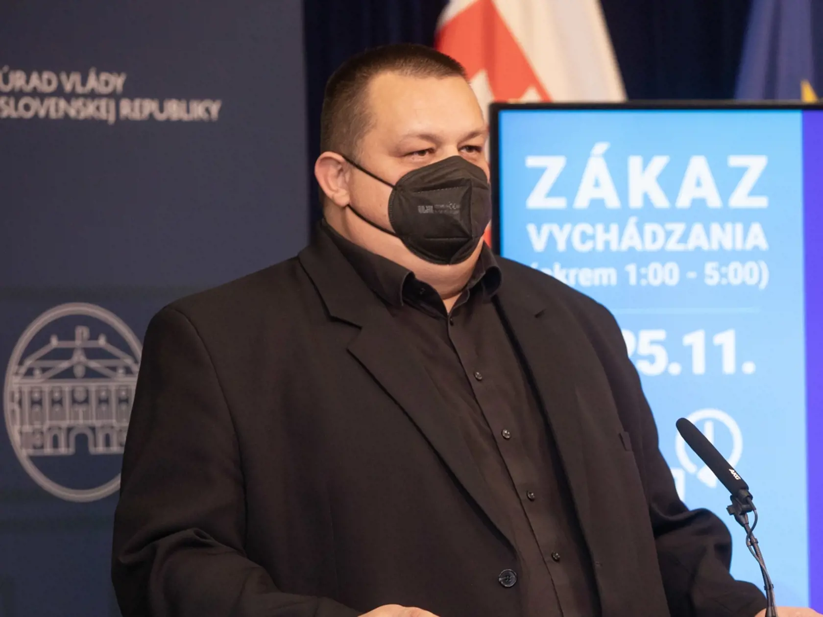 Na snímke je hlavný epidemiológ Ján Mikas počas rokovania vlády na ktorom vláda prijala dvojtýžňový lockdown.