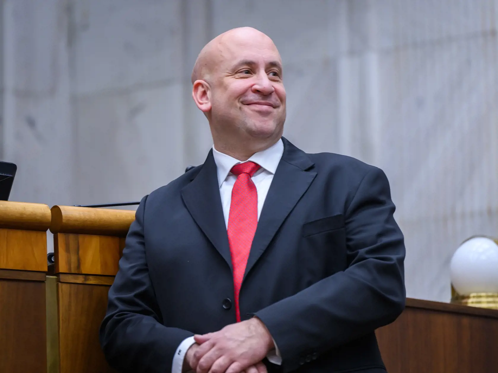 Na snímke minister dopravy a výstavby SR Jozef Ráž ml. (nominant Smer-SD) sa usmieva počas mimoriadnej schôdze parlamentu k zdravotníckemu a stavebnému zákonu v Bratislave v utorok 4. februára 2025. FOTO TASR - Jaroslav Novák
