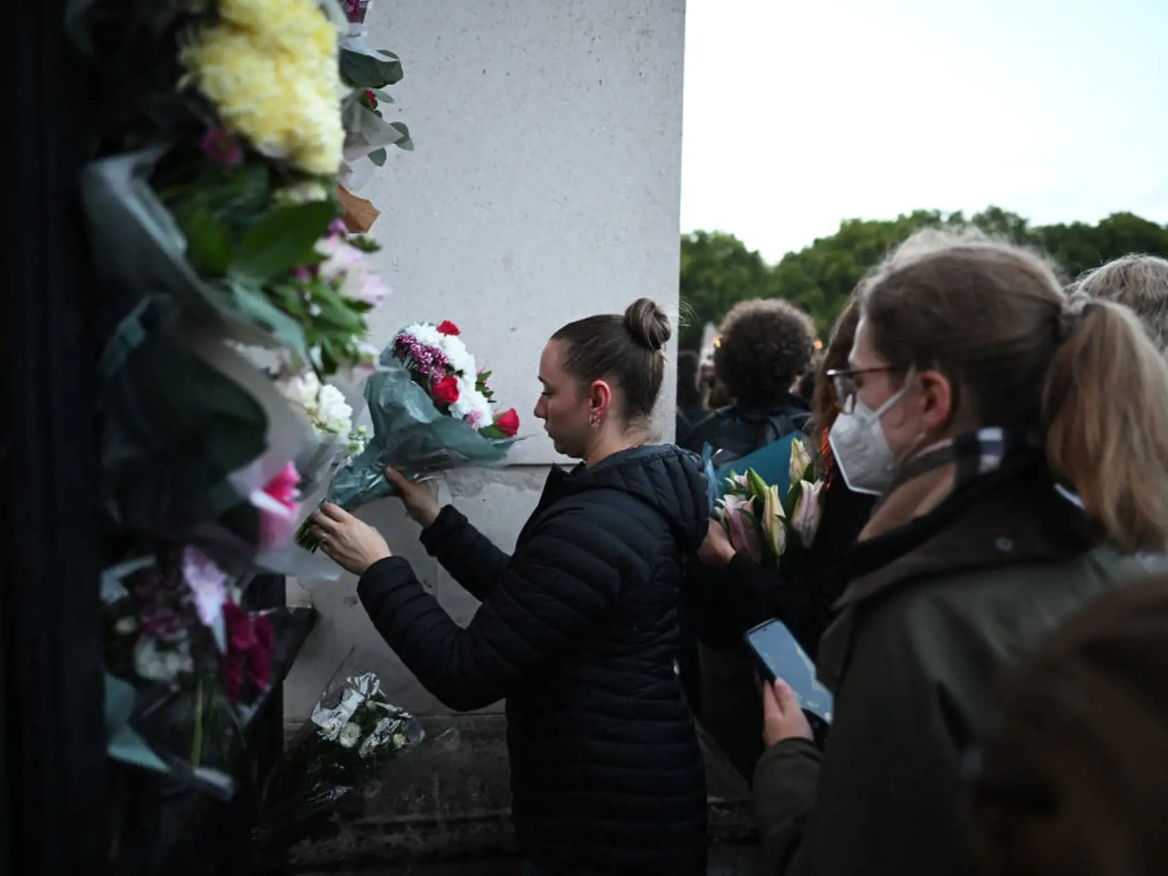 Námestie pred Buckinghamským palácom sa po smrti kráľovnej premenilo na pietne miesto, kam prichádzajú davy ľudí nesúc kytice a odkazy do neba.