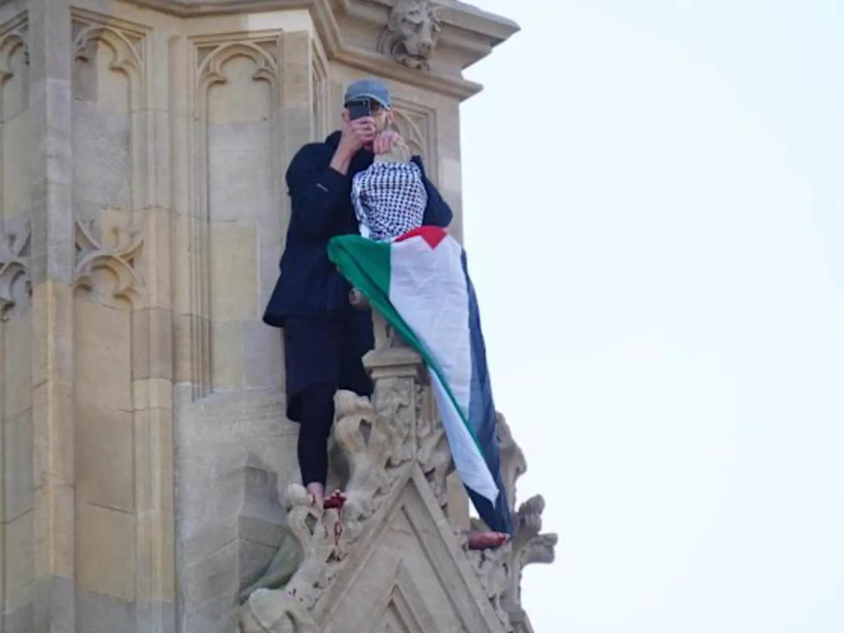 Muž v Londýne vyliezol na veži Big Ben.