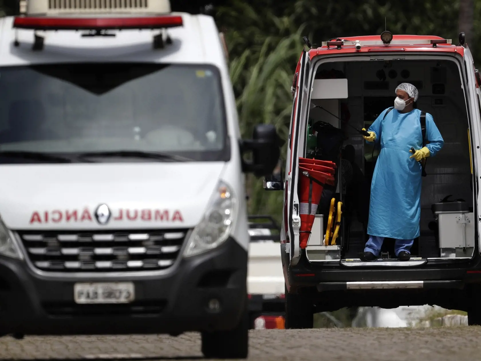 WA 16 Brazília - Zdravotný pracovník dezinfikuje sanitku po prevoze pacienta s podozrením na ochorenie COVID-19 pred nemocnicou v hlavnom meste Brazília v utorok 23. marca 2021. V Brazílii, ktorá je jednou z pandémiou najpostihnutejších krajín sveta, v súvislosti s ochorením COVID-19 zomrelo takmer 299.000 ľudí. Za uplynulých 24 hodín v krajine zaznamenali rekordných 3251 úmrtí. FOTO TASR/AP 



A healthcare worker disinfects an ambulance used to transport a patient suspected of having COVID-19,