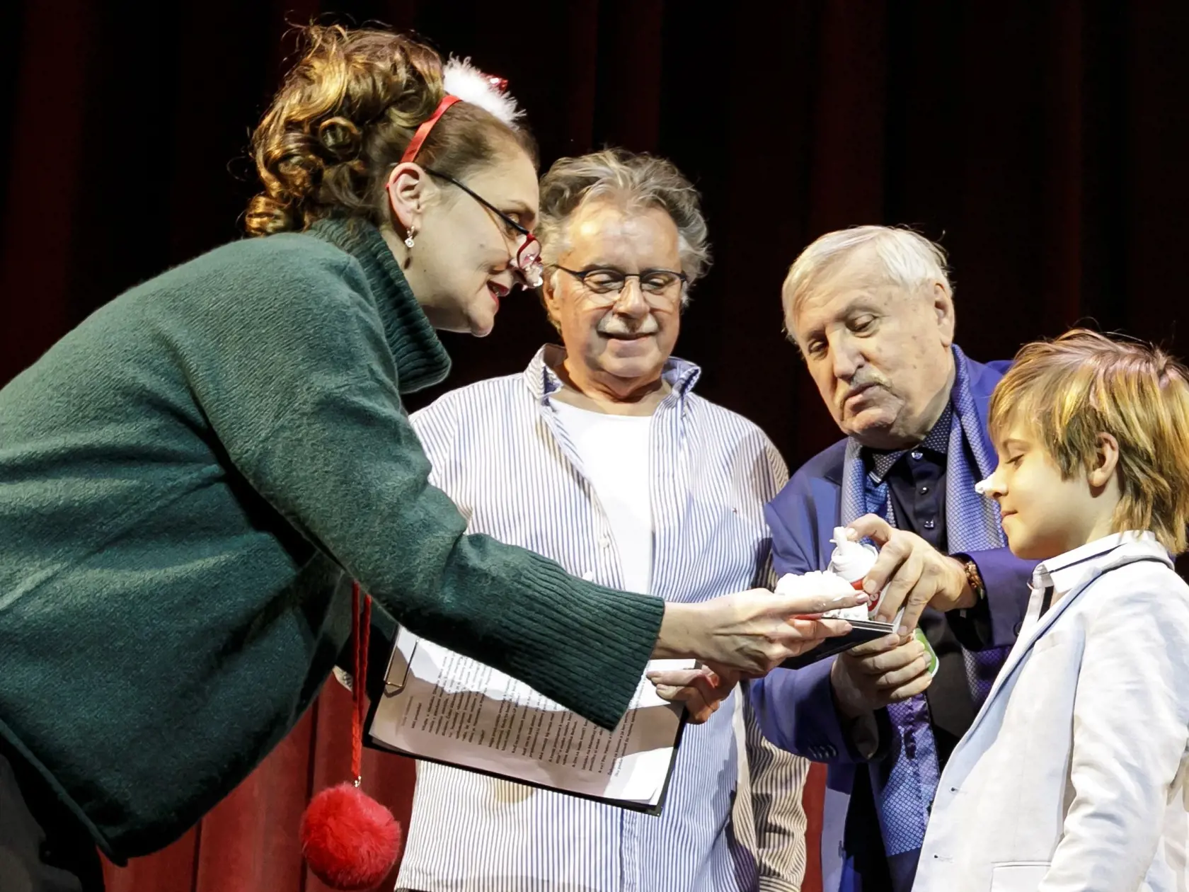 Na snímke zľava herečka Lucia Vráblicová, spevák a hudobný skladateľ Pavol Hammel, textár Kamil Peteraj a herec Maroš Baňas krstia šľahačkou nové CD z muzikálu Šľahačková princezná v choreografii Jana Ďurovčíka v divadle Nová scéna.