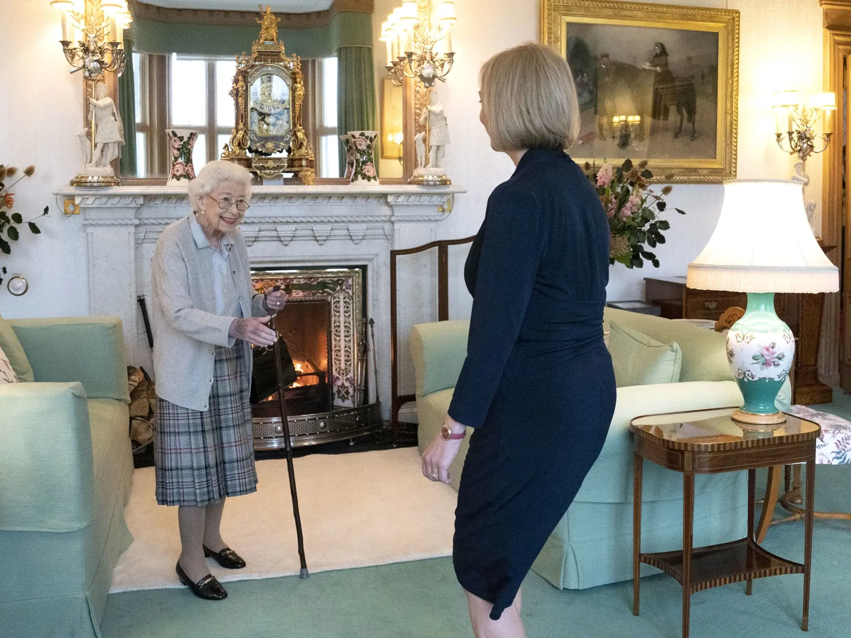 PK 46 Balmoral - Na snímka sprava novozvolená líderka britskej Konzervatívnej strany Liz Trussová a britská kráľovná Alžbeta II. počas audiencie na zámku Balmoral, škótskeho sídla britskej kráľovnej Alžbety II. v oblasti Aberdeenshire, 6. septembra 2022. Trussová sa v utorok oficiálne stala premiérkou. Kráľovná Alžbeta II. ju poverila zostavením vlády vo svojom škótskom sídle Balmoral. FOTO TASR/AP

Britain's Queen Elizabeth II, left, welcomes Liz Truss during an audience at Balmoral, Scotland, 