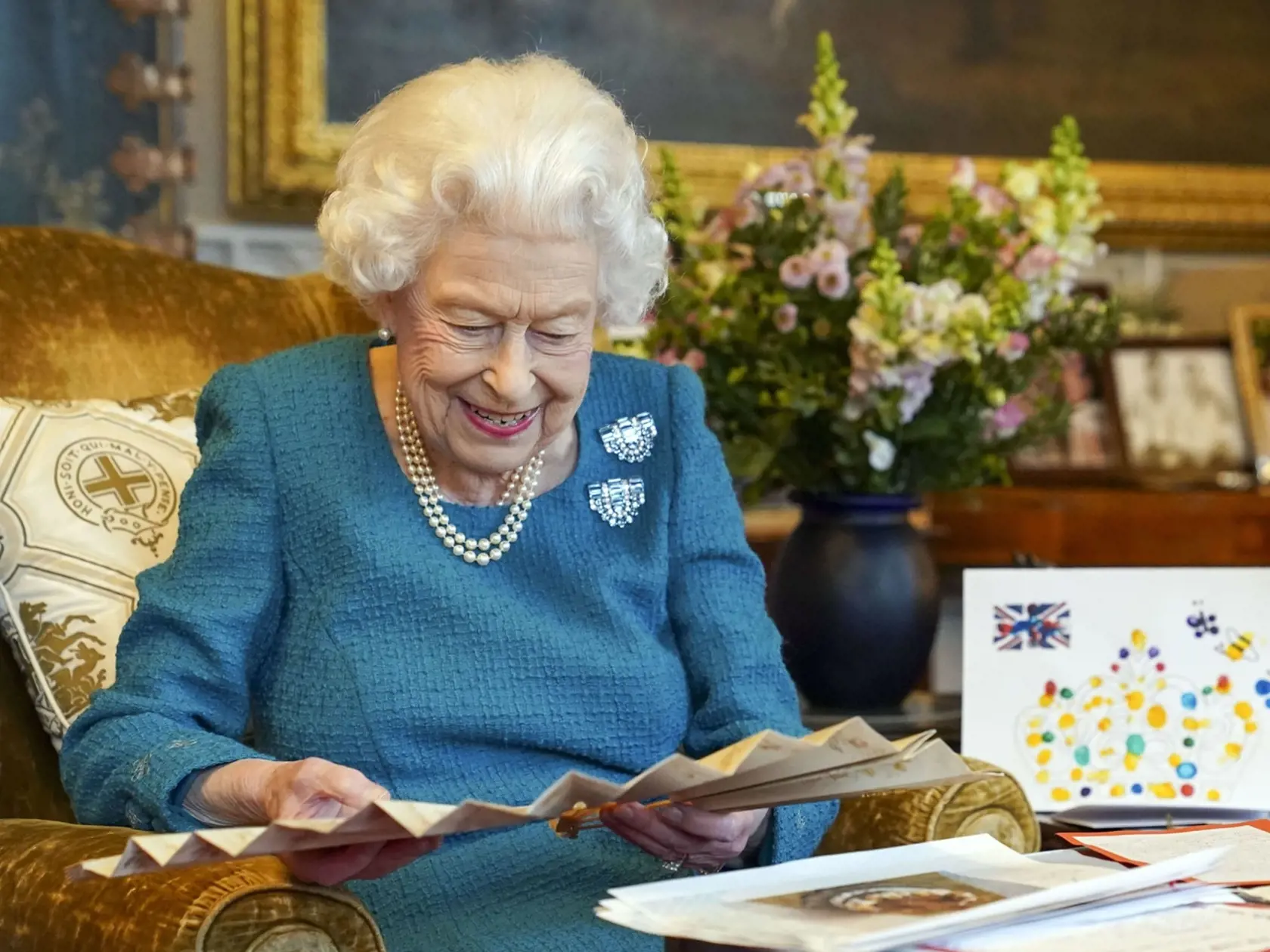 KK20 Windsor - Na snímke britská kráľovná Alžbeta  II. si pozerá spomienkové predmety so svojich zlatých a platinových jubileí vo Windsore 4. februára 2022. Panovníčka Spojeného kráľovstva Veľkej Británie a Severného Írska a ďalších štátov Spoločenstva národov (Commonwealthu) kráľovná Alžbeta II. je najdlhšie vládnucou panovníčkou na svete. V nedeľu 6. februára 2022 uplynulo 70 rokov odvtedy, kedy nastúpila na trón. FOTO TASR/AP
Britain's Queen Elizabeth II looks at a display of memorabilia from